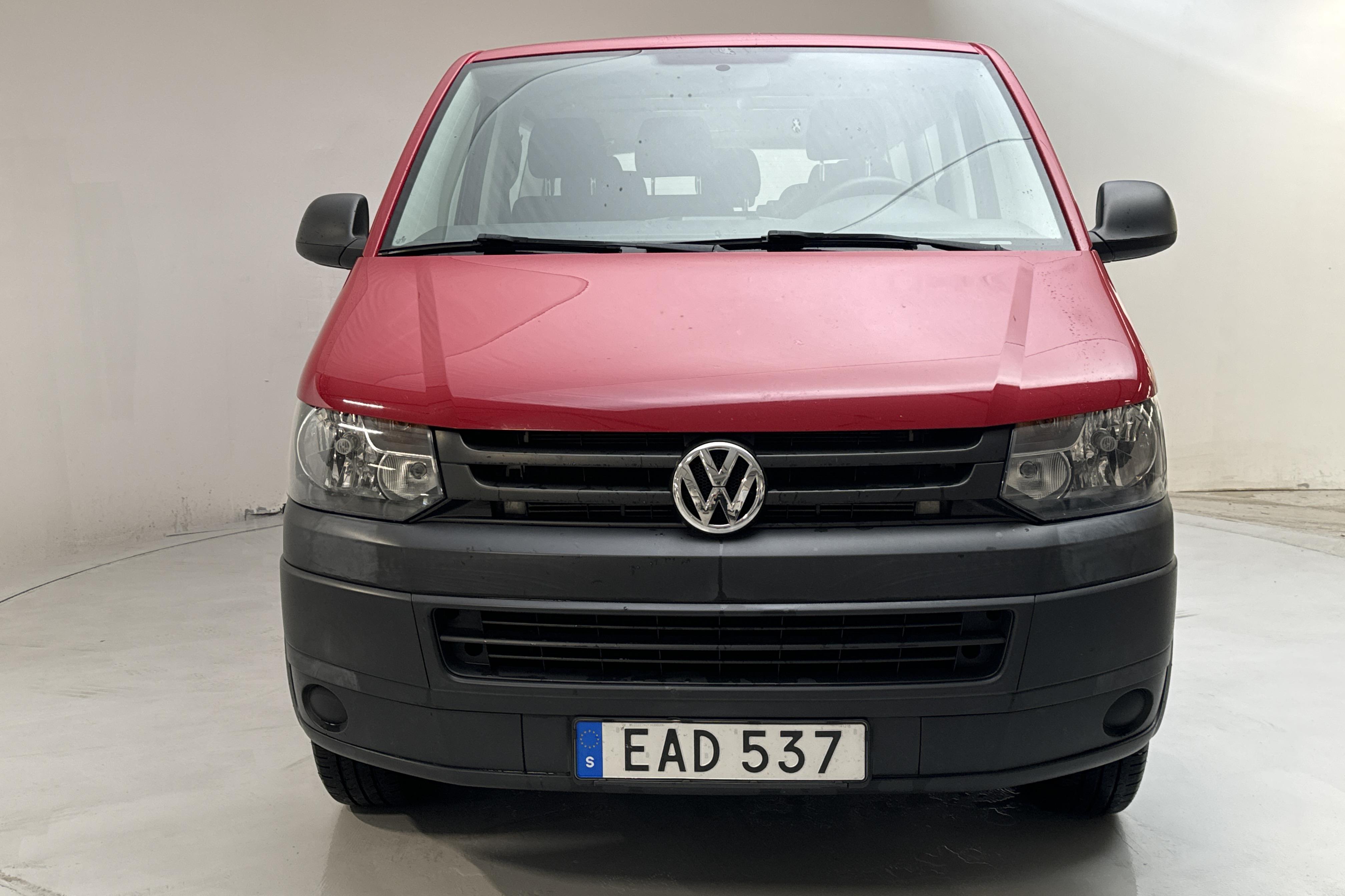 VW Caravelle T5 2.0 TDI (140hk) - 8 641 mil - Manuell - röd - 2015