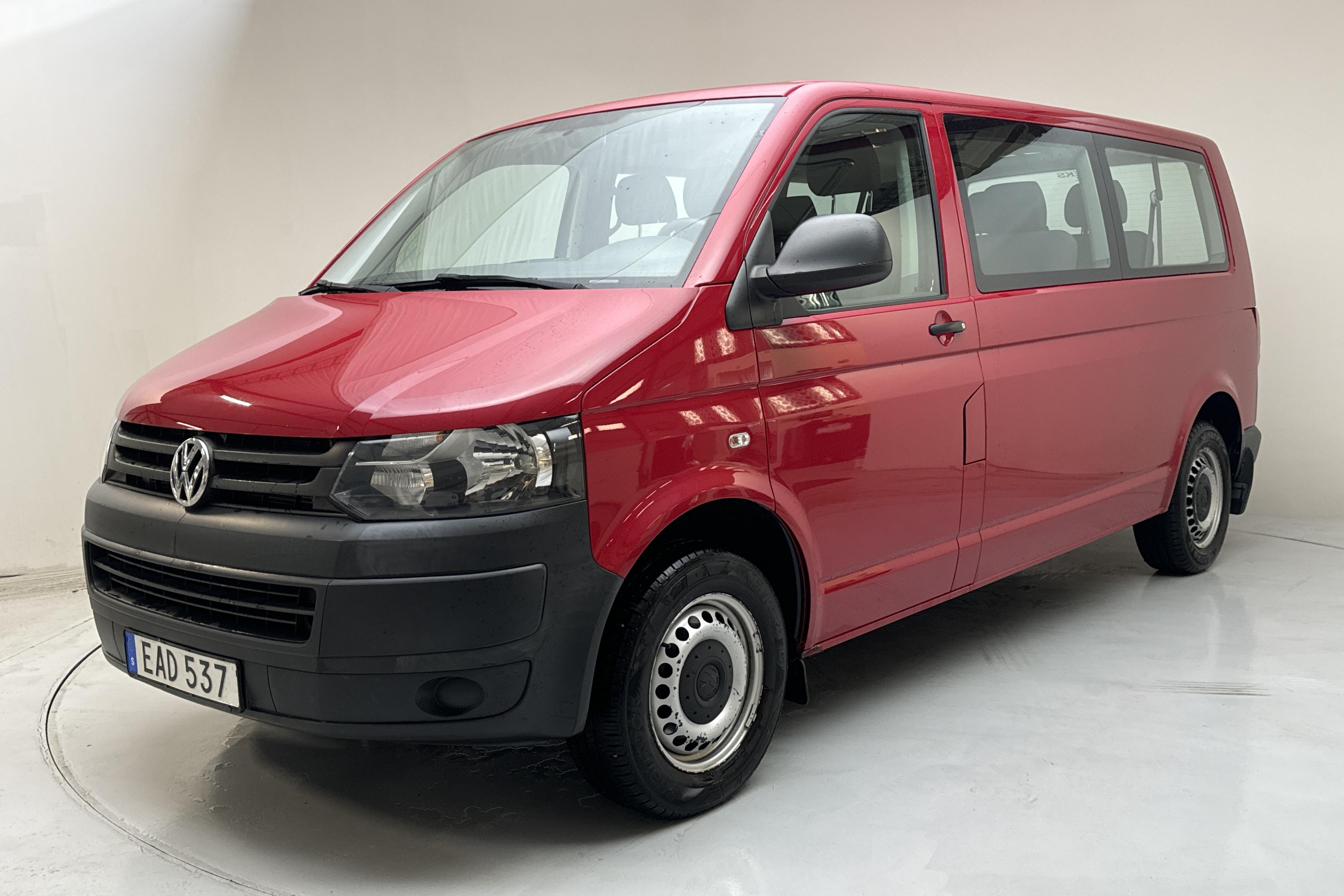 VW Caravelle T5 2.0 TDI (140hk) - 86 410 km - Manuaalinen - punainen - 2015