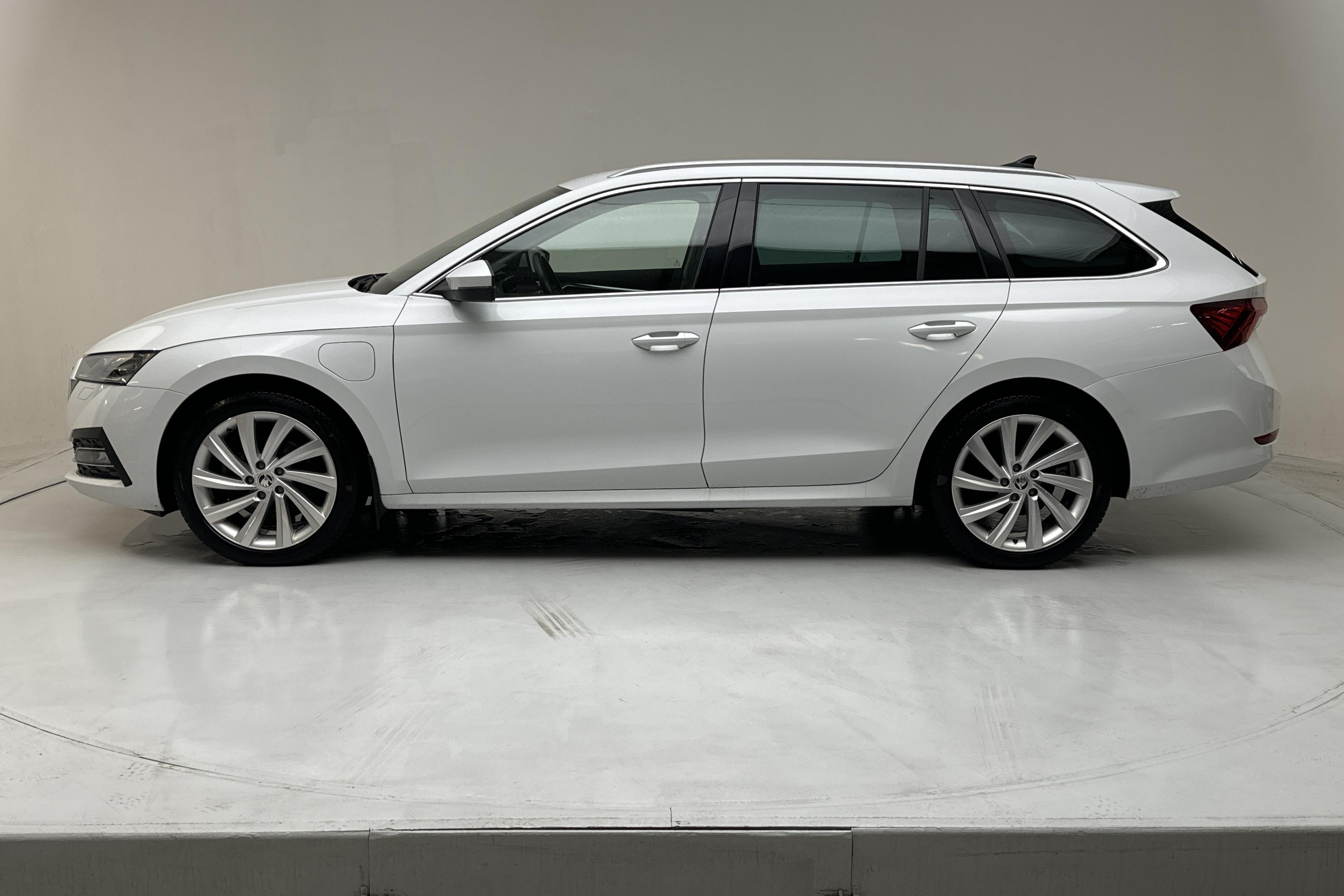 Skoda Octavia 1.4 iV PHEV Combi (204hk) - 111 830 km - Automaatne - valge - 2021