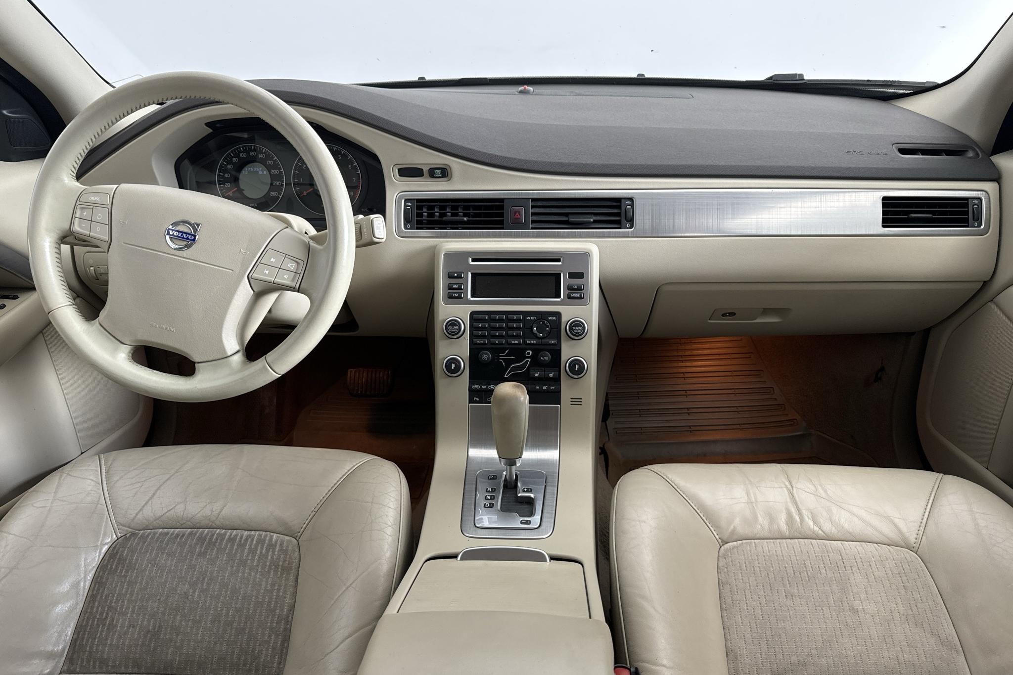 Volvo V70 II 2.5T (200hk) - 17 536 mil - Automat - Light Brown - 2008