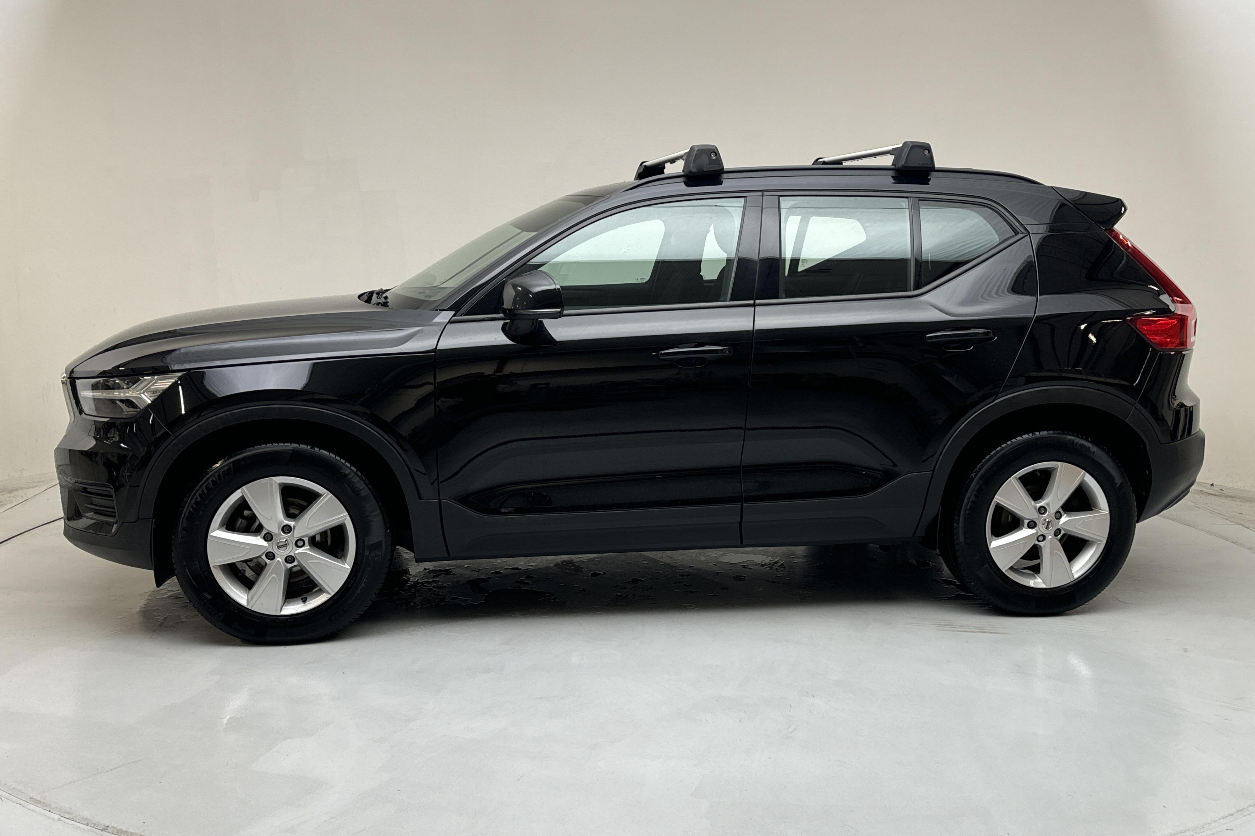 Volvo XC40 T2 2WD (129hk) - 105 150 km - Käsitsi - must - 2021