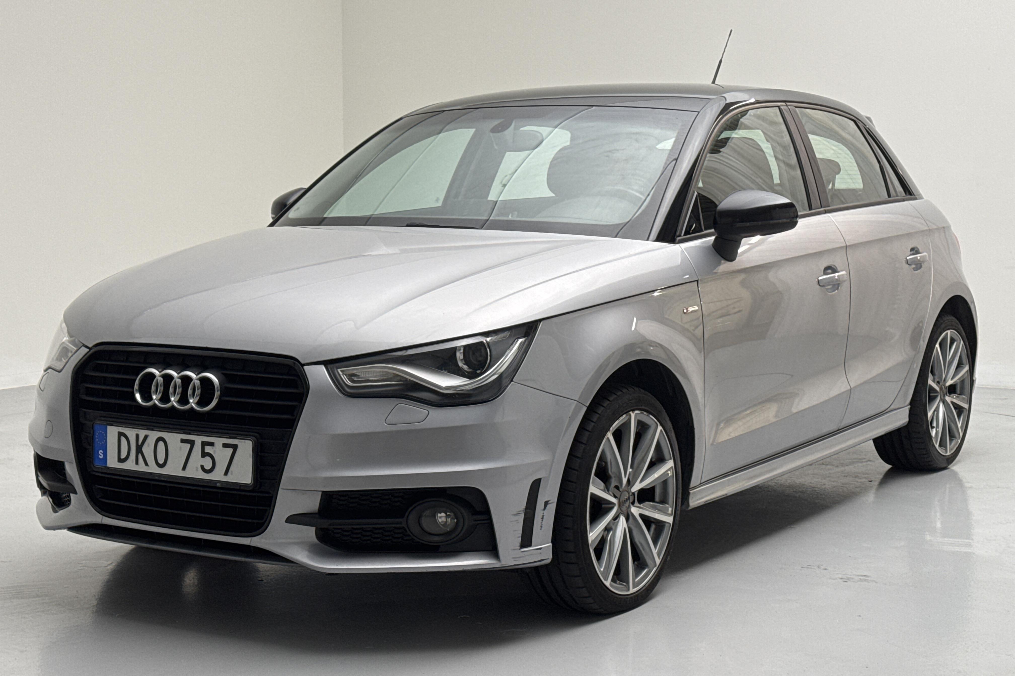 Audi A1 1.2 TFSI Sportback (86hk) - 127 830 km - Manuaalinen - hopea - 2014