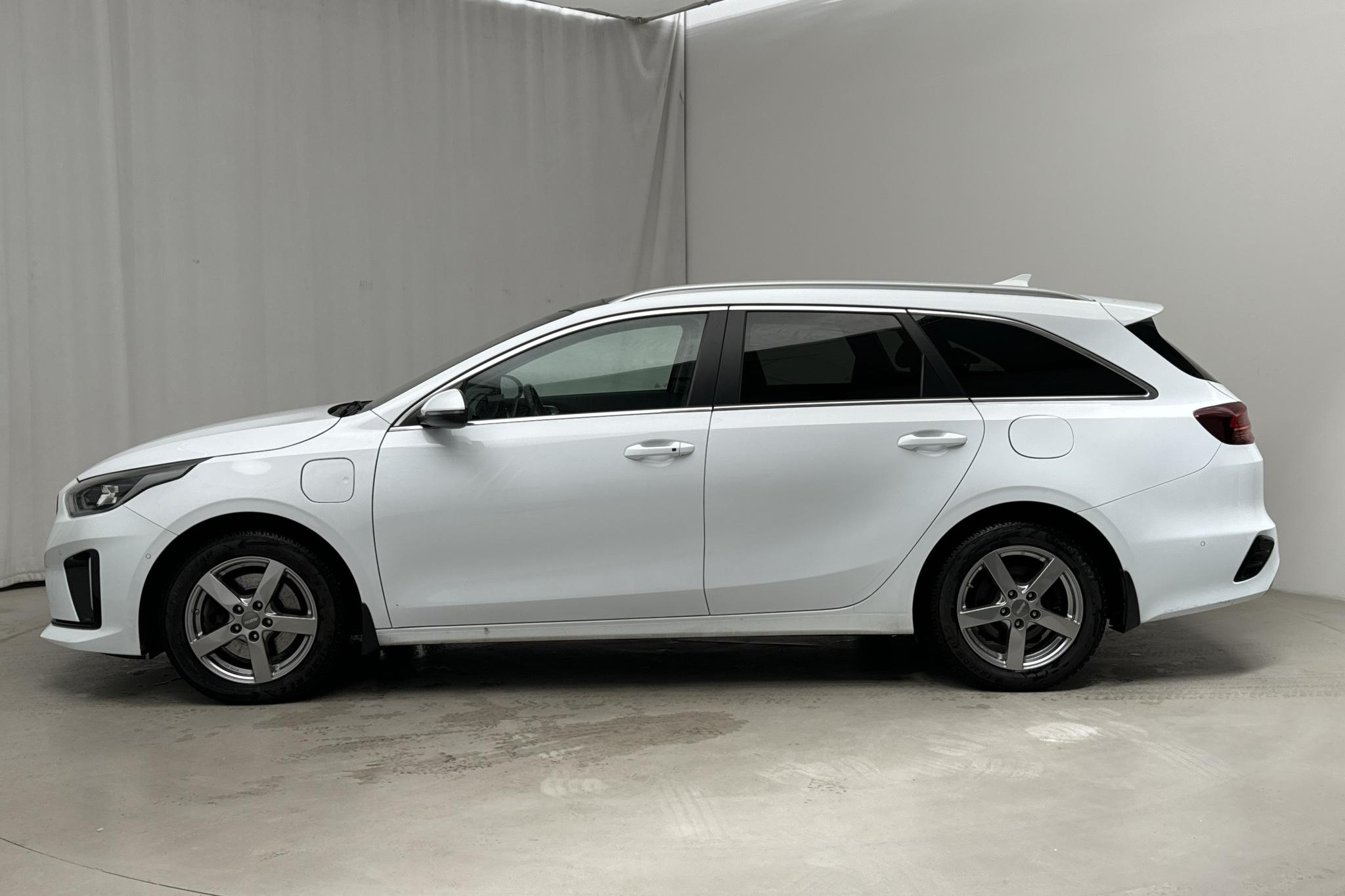 KIA Ceed 1.6 Plug-in Hybrid SW (141hk) - 44 530 km - Automatic - white - 2021