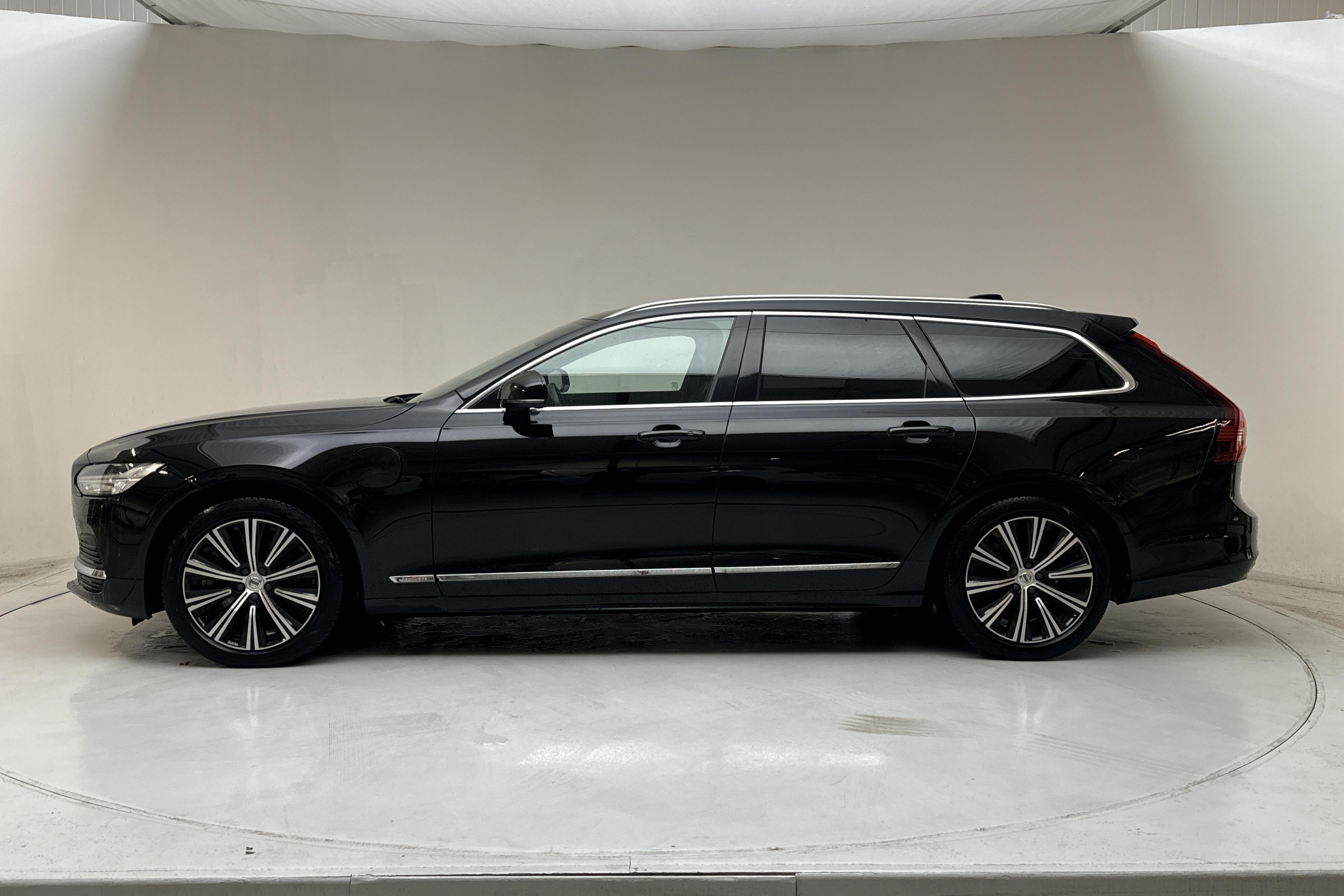 Volvo V90 T6 AWD Recharge (340hk) - 14 061 mil - Automat - svart - 2022