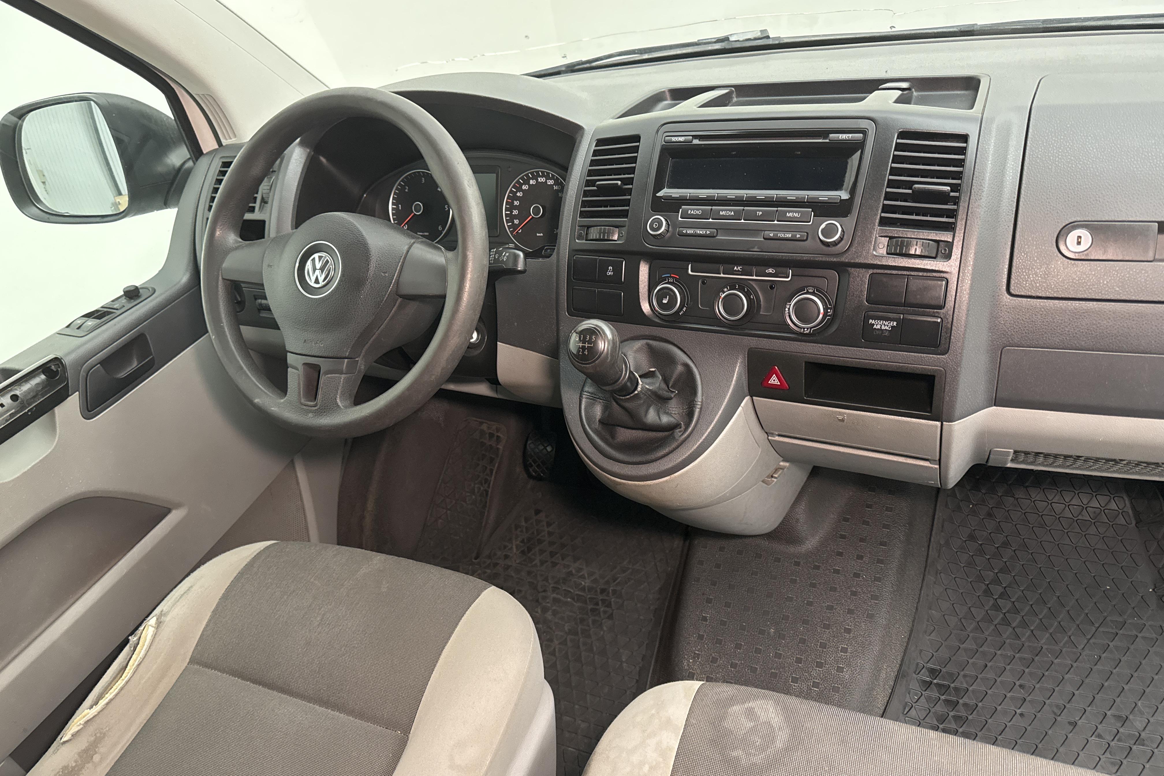 VW Transporter T5 2.0 TDI (102hk) - 23 003 mil - Manuell - vit - 2014