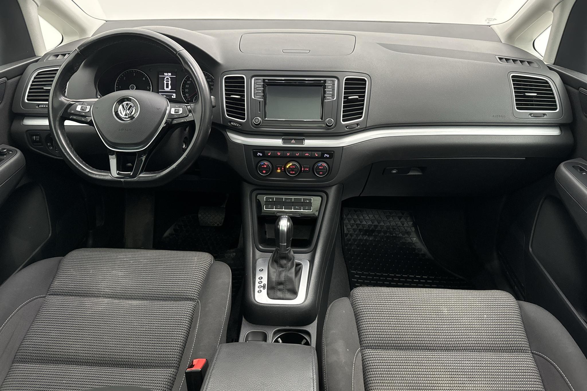 VW Sharan 2.0 TDI (150hk) - 94 610 km - Automaattinen - valkoinen - 2019