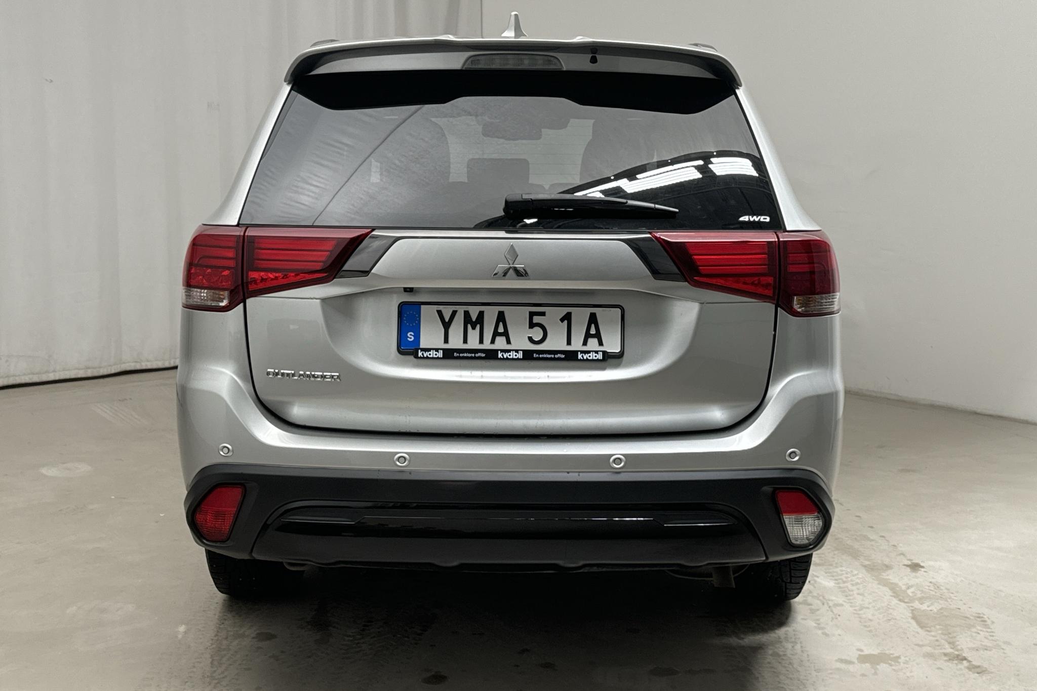 Mitsubishi Outlander 2.0 4WD (150hk) - 9 872 mil - Automat - silver - 2020