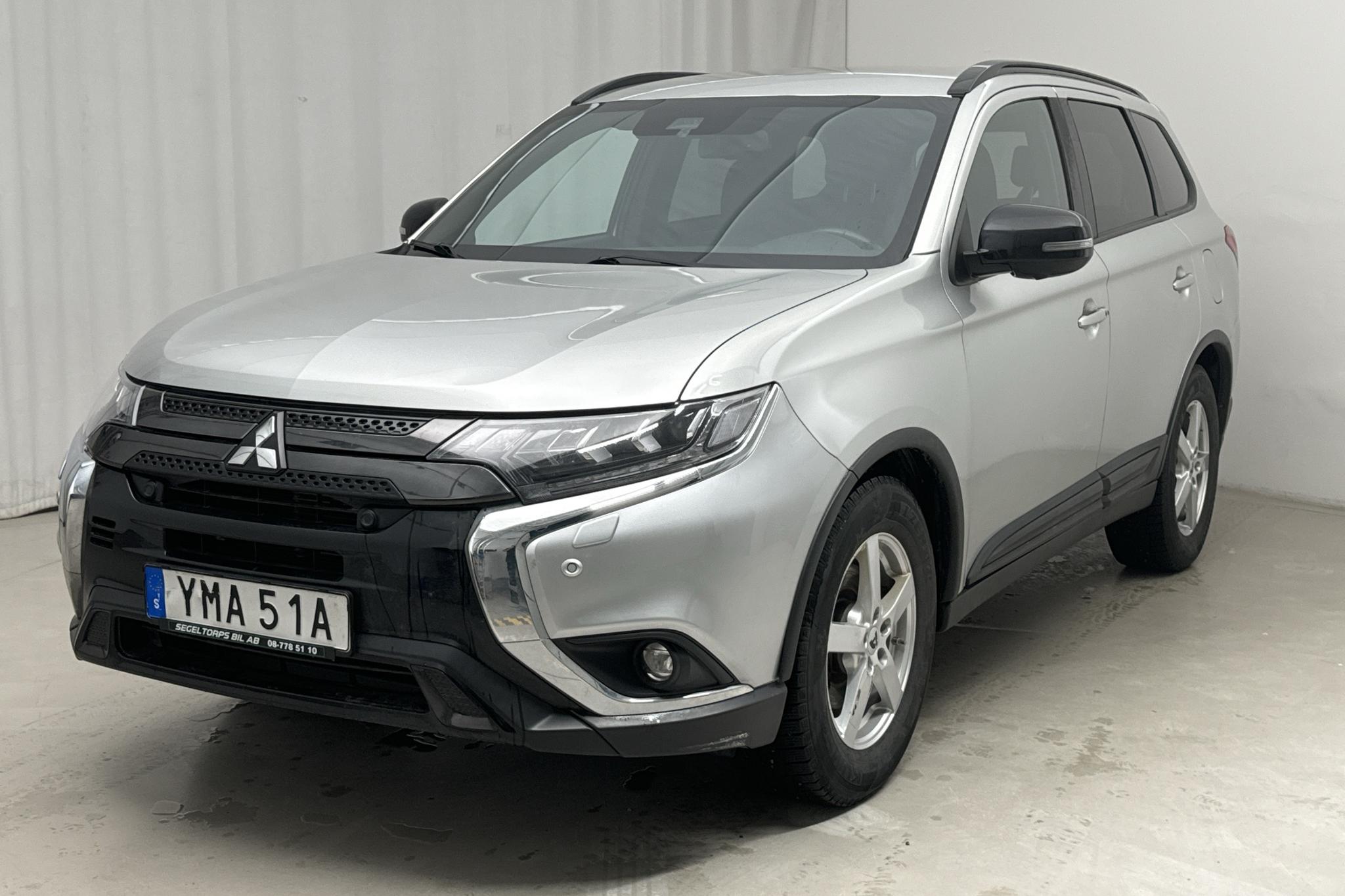 Mitsubishi Outlander 2.0 4WD (150hk) - 9 872 mil - Automat - silver - 2020