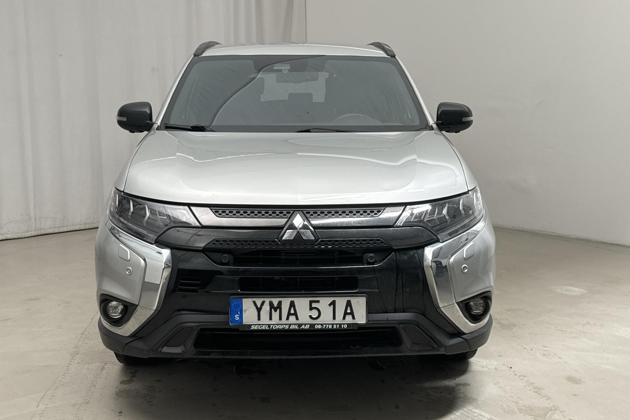 Mitsubishi Outlander 2.0 4WD (150hk) - 9 872 mil - Automat - silver - 2020