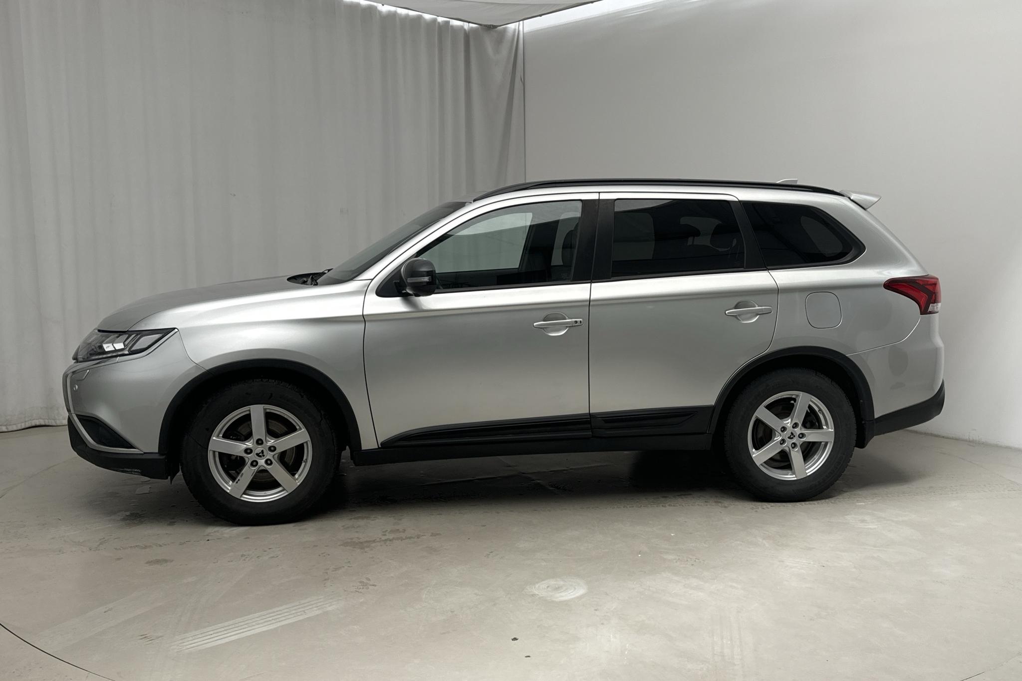 Mitsubishi Outlander 2.0 4WD (150hk) - 9 872 mil - Automat - silver - 2020