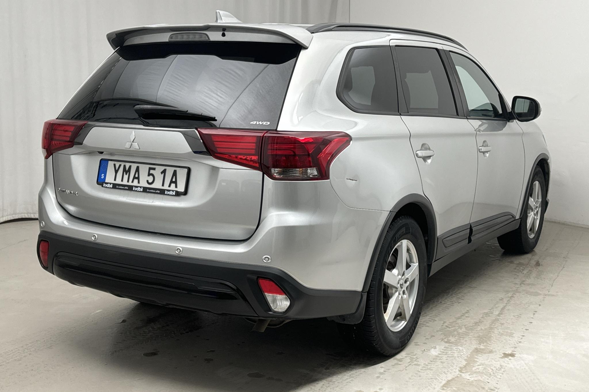 Mitsubishi Outlander 2.0 4WD (150hk) - 9 872 mil - Automat - silver - 2020