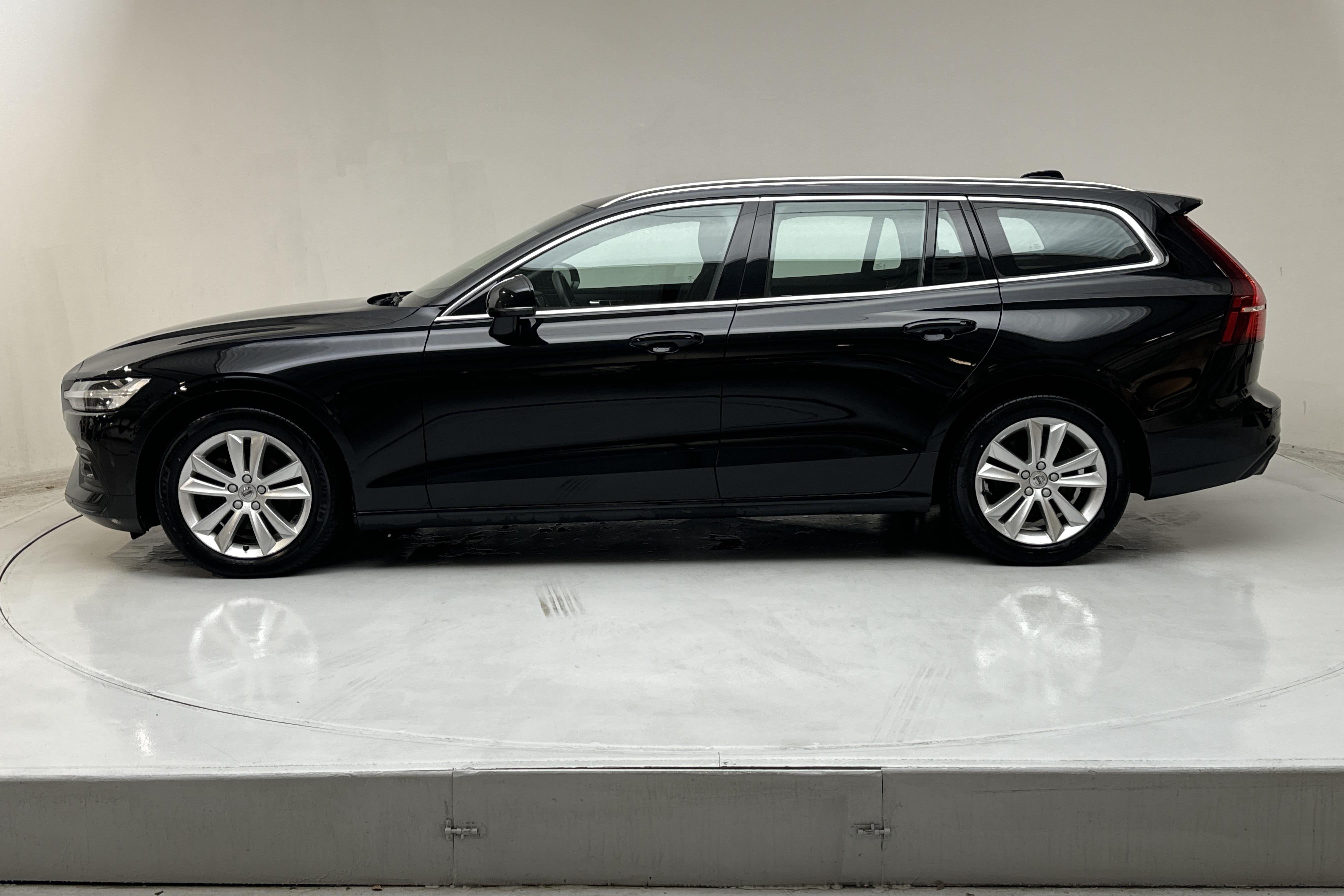 Volvo V60 B4 Mildhybrid, Diesel (197hk) - 5 768 mil - Automat - svart - 2021