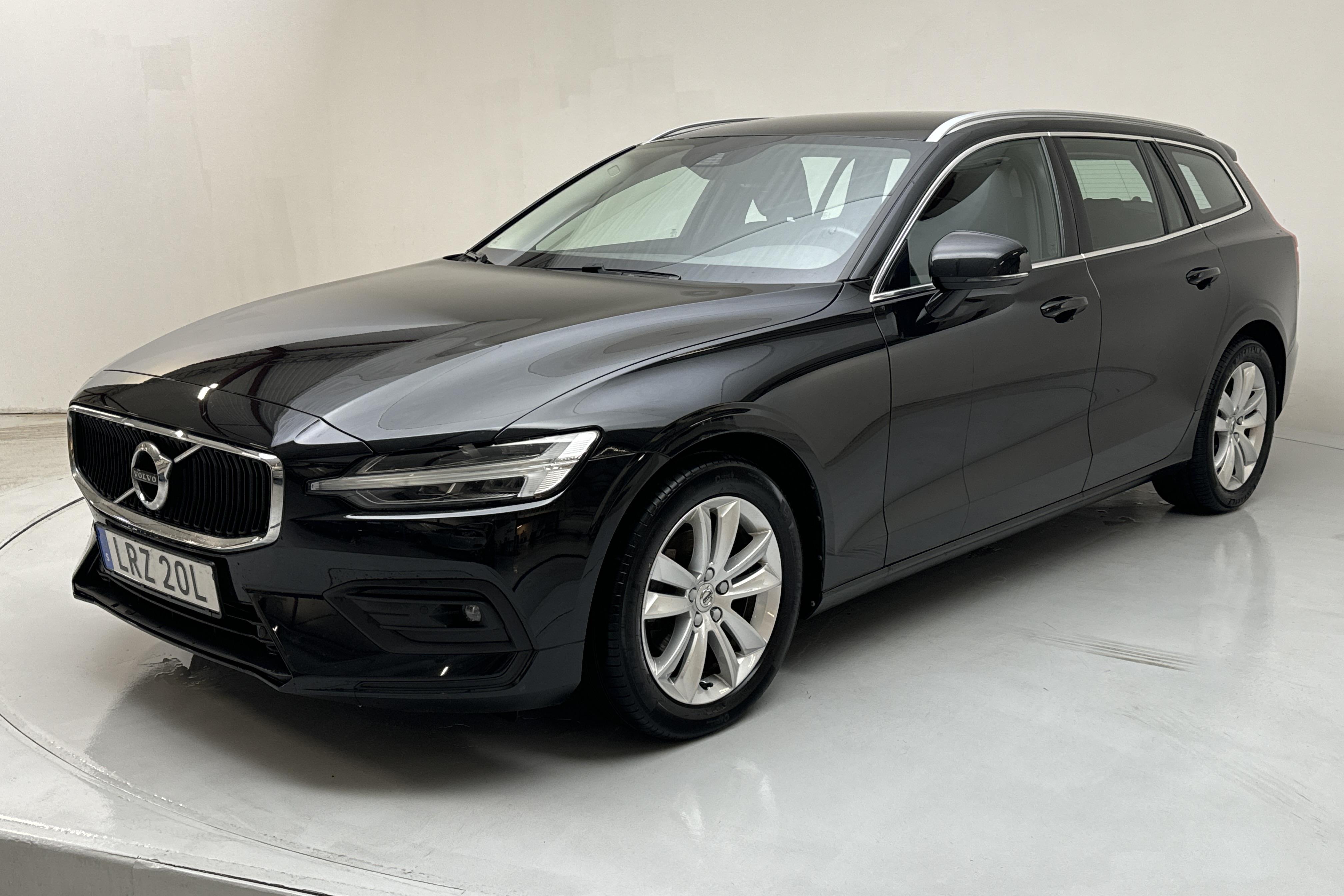 Volvo V60 B4 Mildhybrid, Diesel (197hk) - 5 768 mil - Automat - svart - 2021