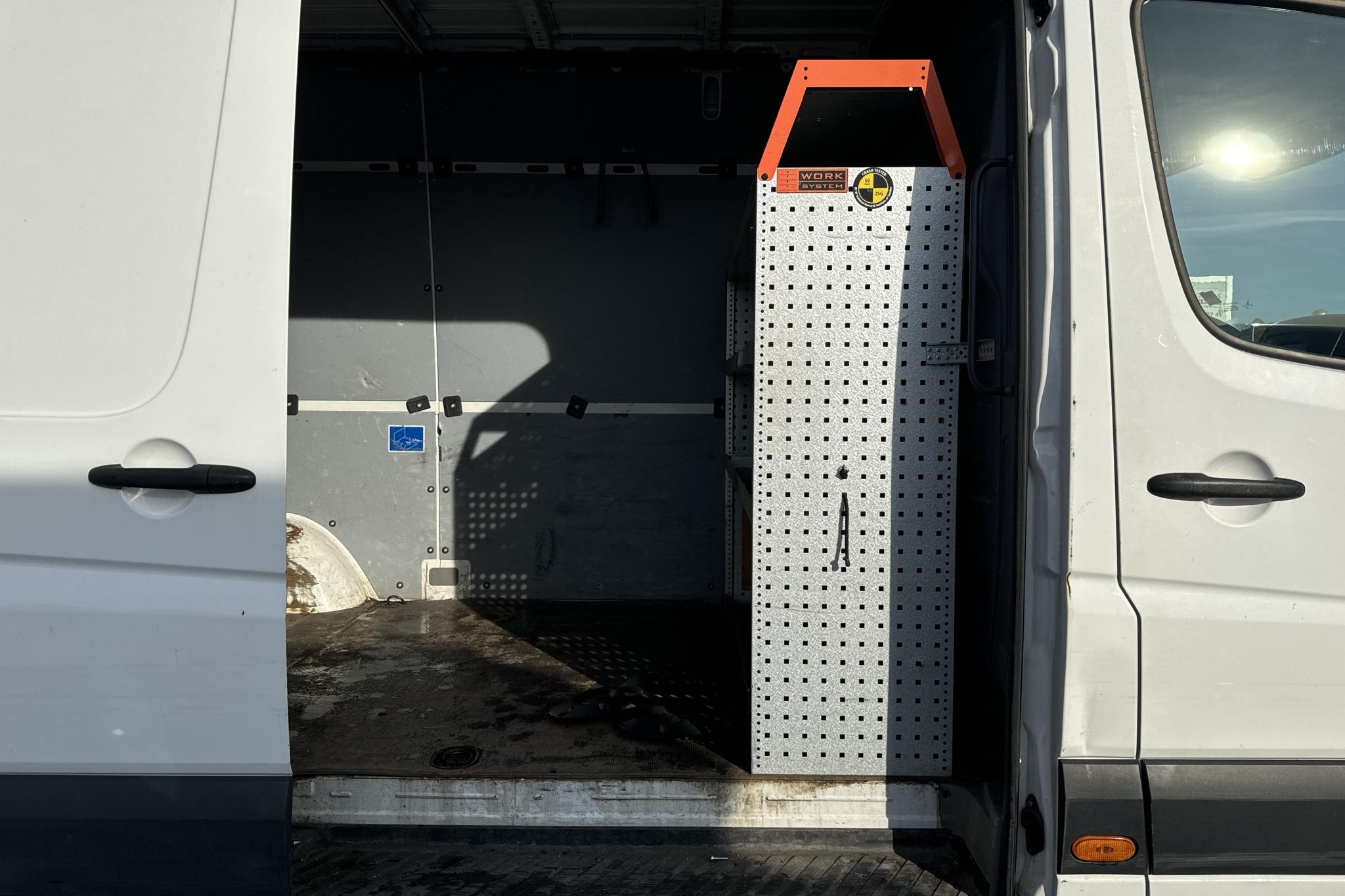 VW Crafter 35 2.0 TDI Skåp (109hk) - 105 650 km - Käsitsi - valge - 2015