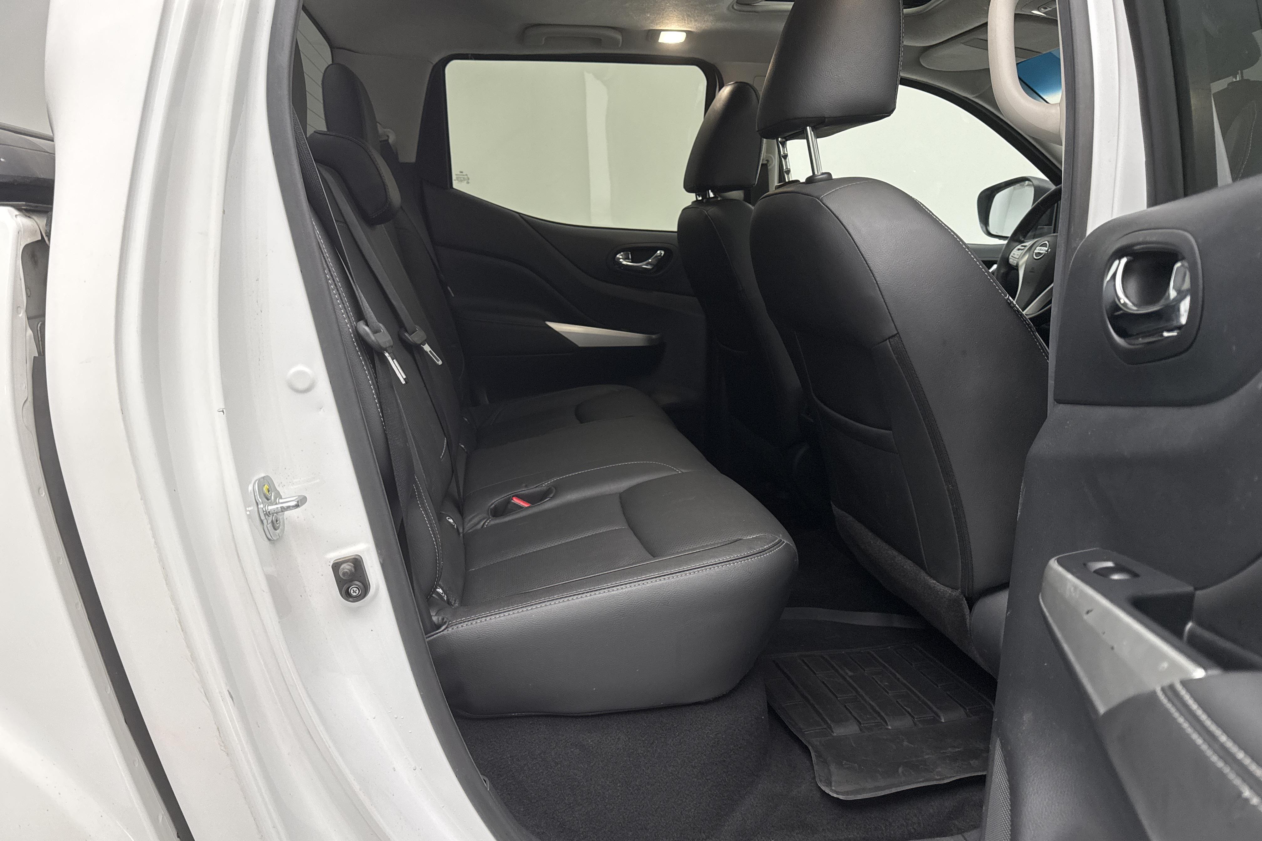 Nissan Navara 2.3 dCi 4x4 (190hk) - 118 230 km - Automatyczna - biały - 2017