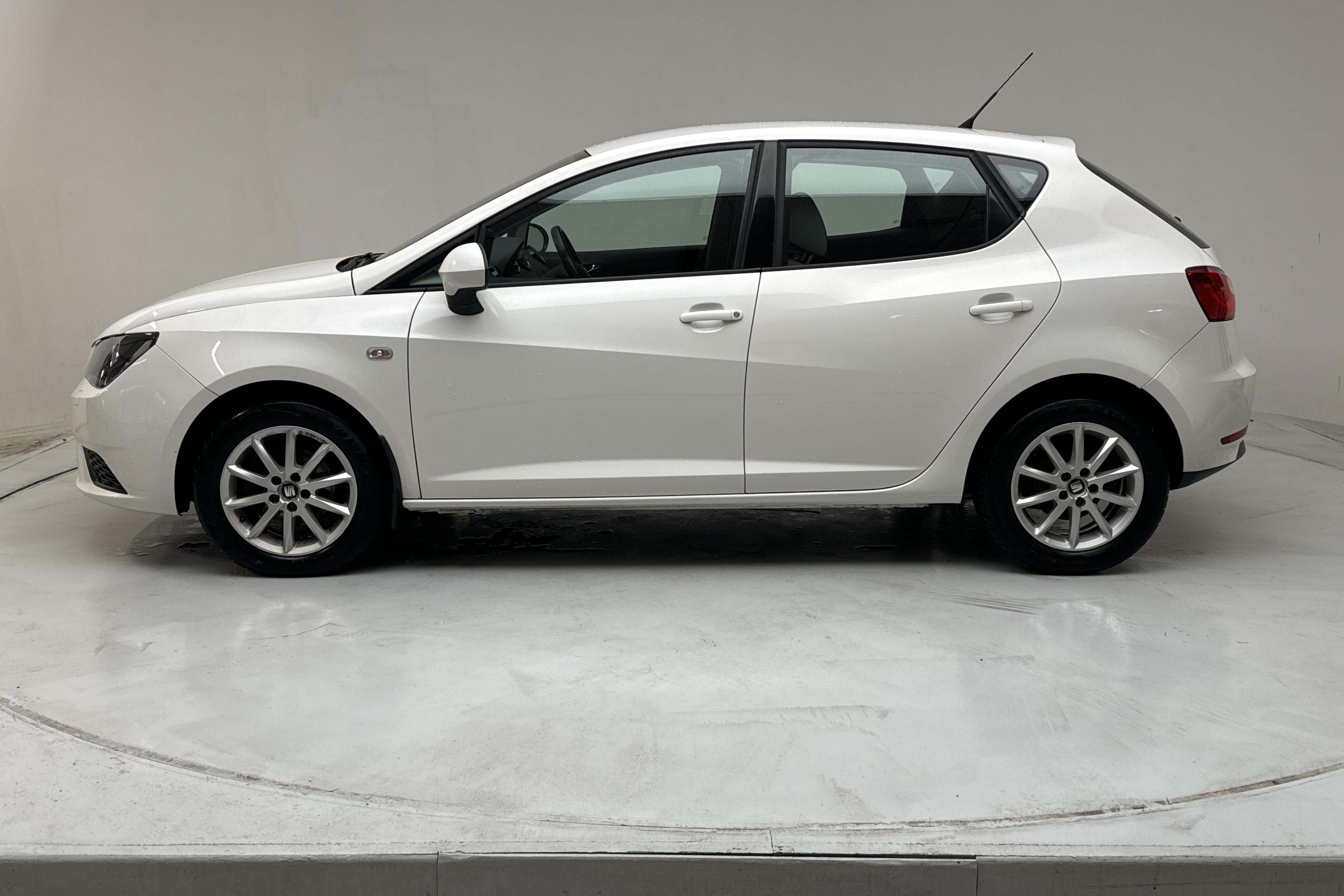 Seat Ibiza 1.2 TSI 5dr (90hk) - 96 950 km - Manualna - biały - 2017