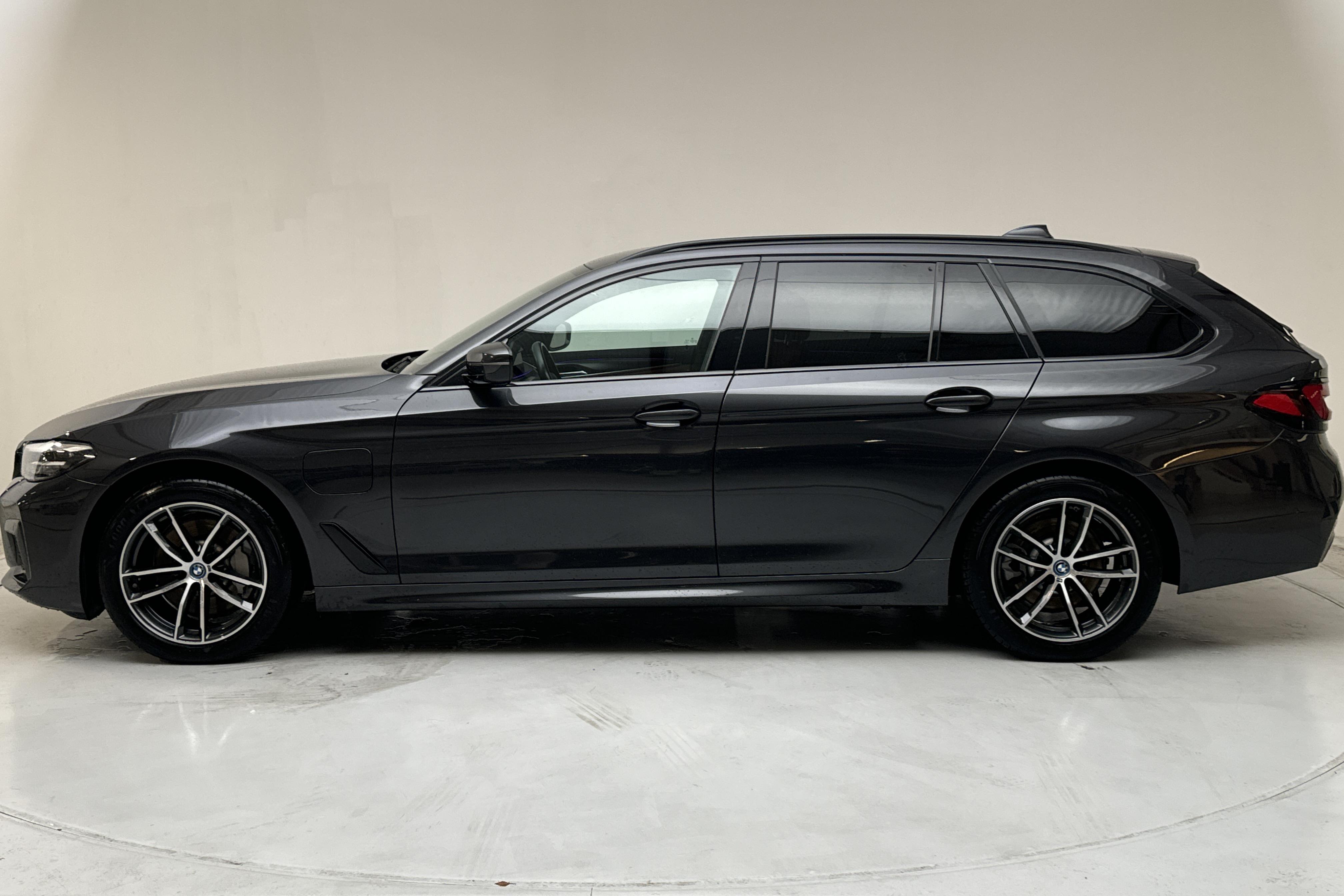 BMW 530e xDrive Touring, G31 12kWh LCI (292hk) - 28 950 km - Automaattinen - harmaa - 2023