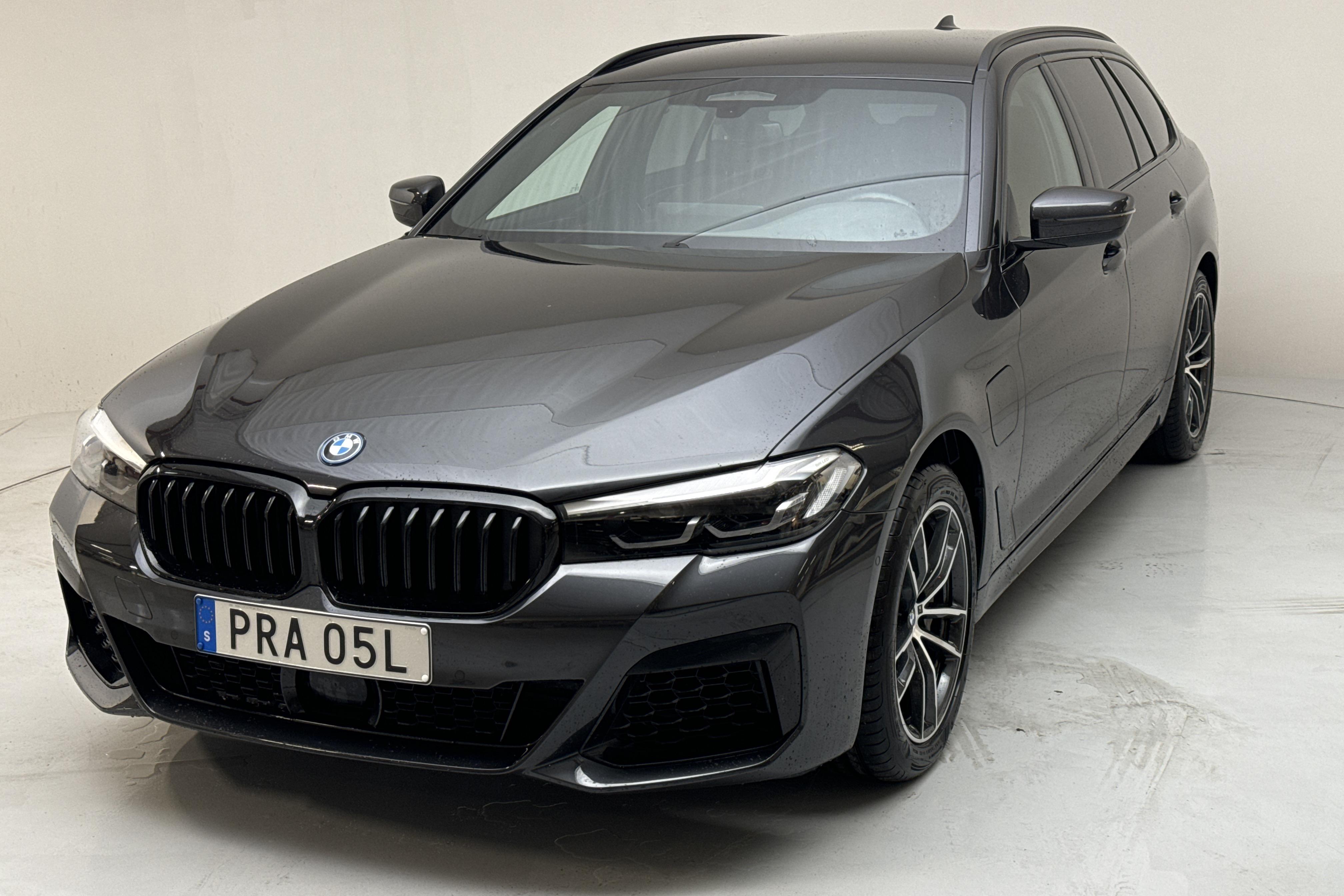 BMW 530e xDrive Touring, G31 12kWh LCI (292hk) - 28 950 km - Automaattinen - harmaa - 2023