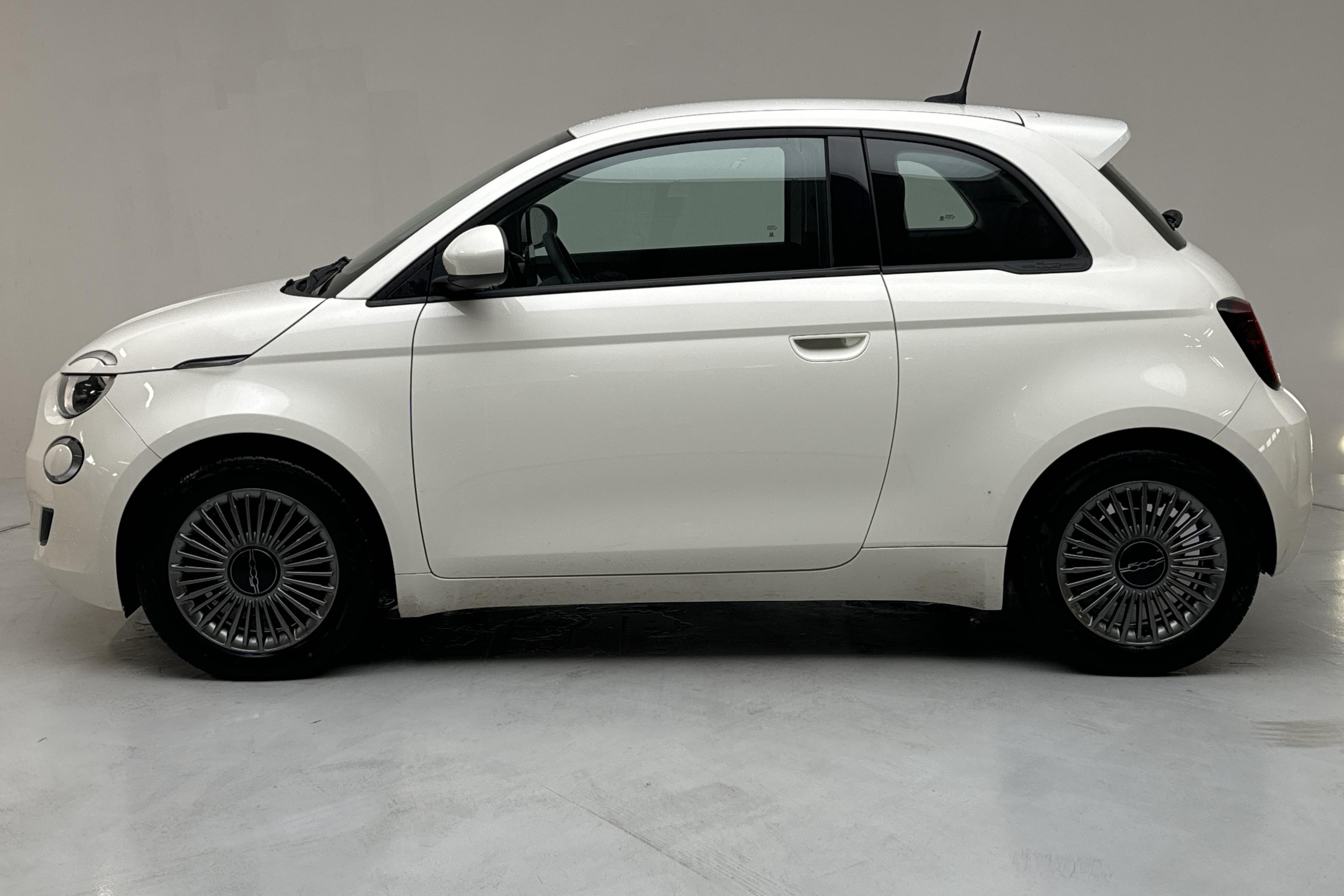 Fiat 500e 23.7 kWh (95hk) - 23 850 km - Automaattinen - valkoinen - 2022