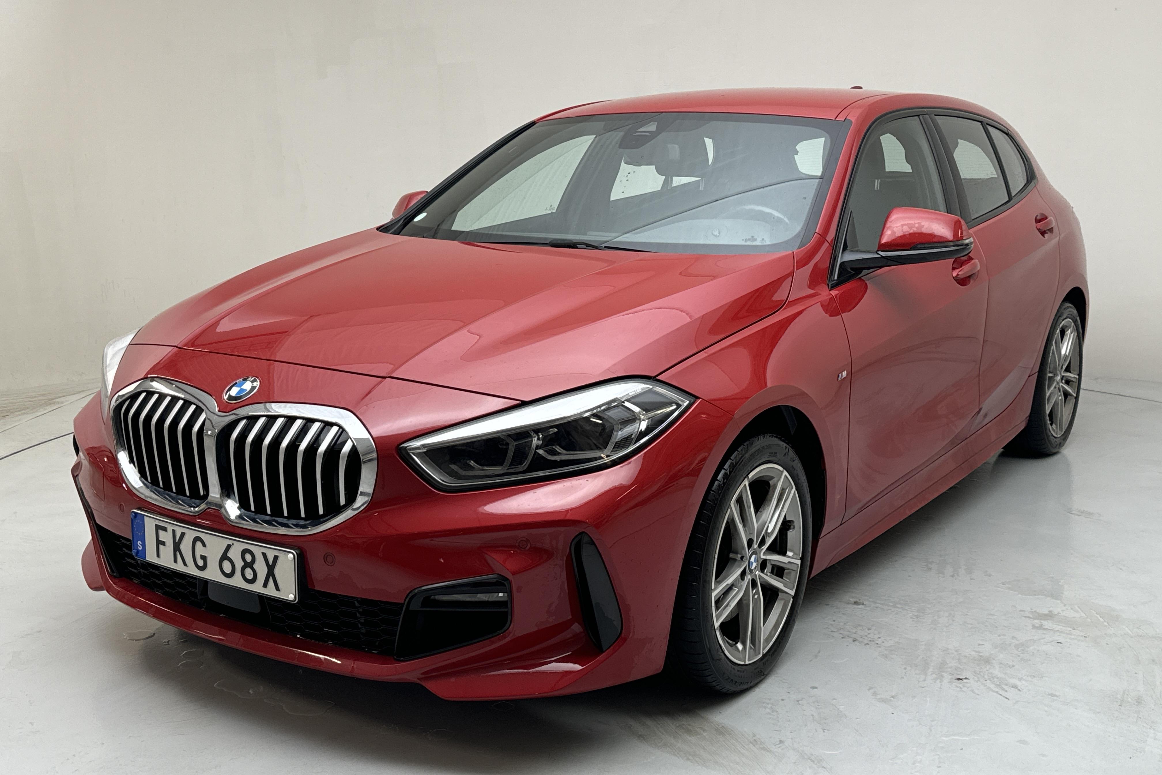 BMW 118i 5dr, F40 (140hk) - 54 310 km - Automatyczna - czerwony - 2020