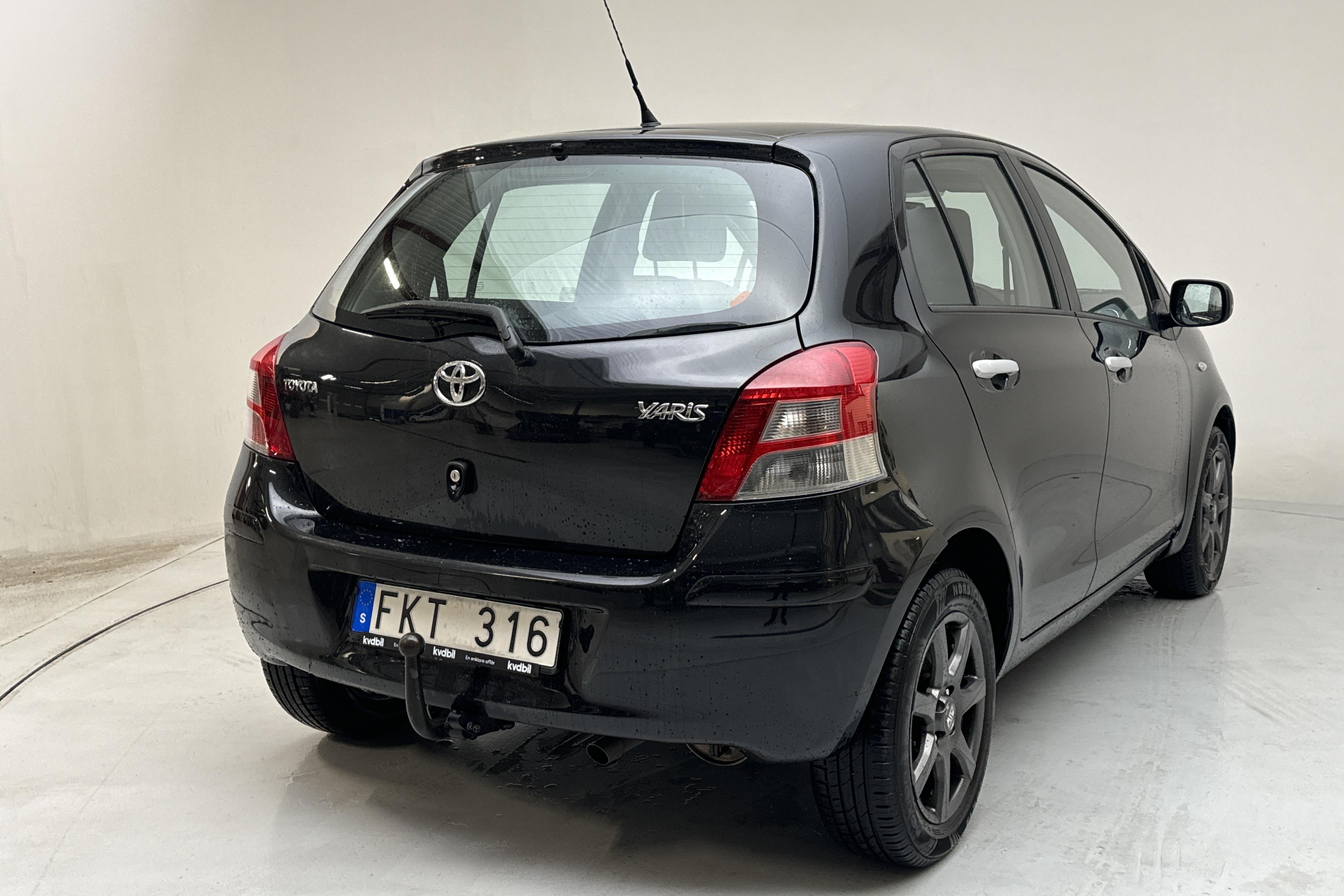 Toyota Yaris 1.33 5dr (100hk) - 212 190 km - Manualna - czarny - 2011