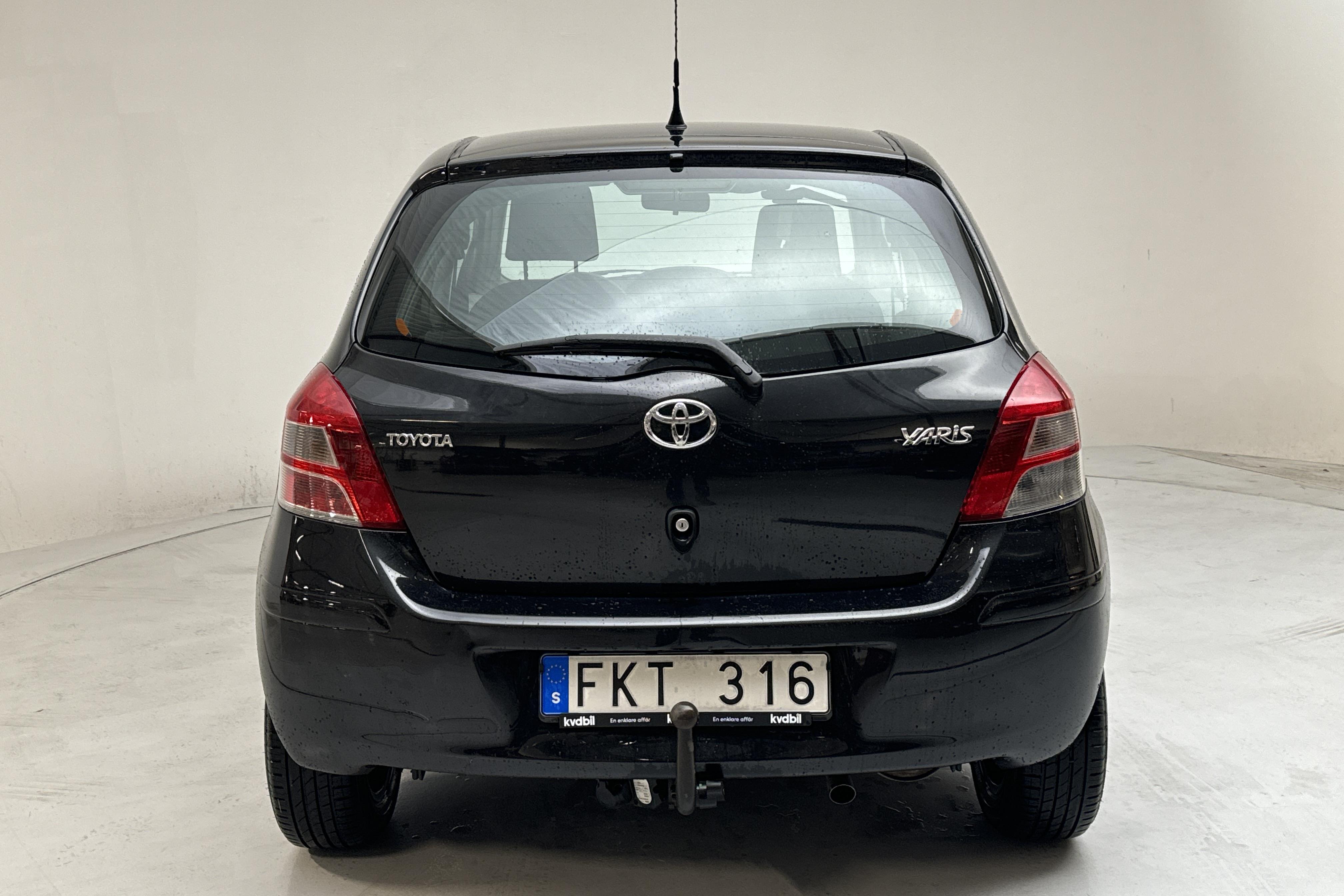 Toyota Yaris 1.33 5dr (100hk) - 212 190 km - Manualna - czarny - 2011