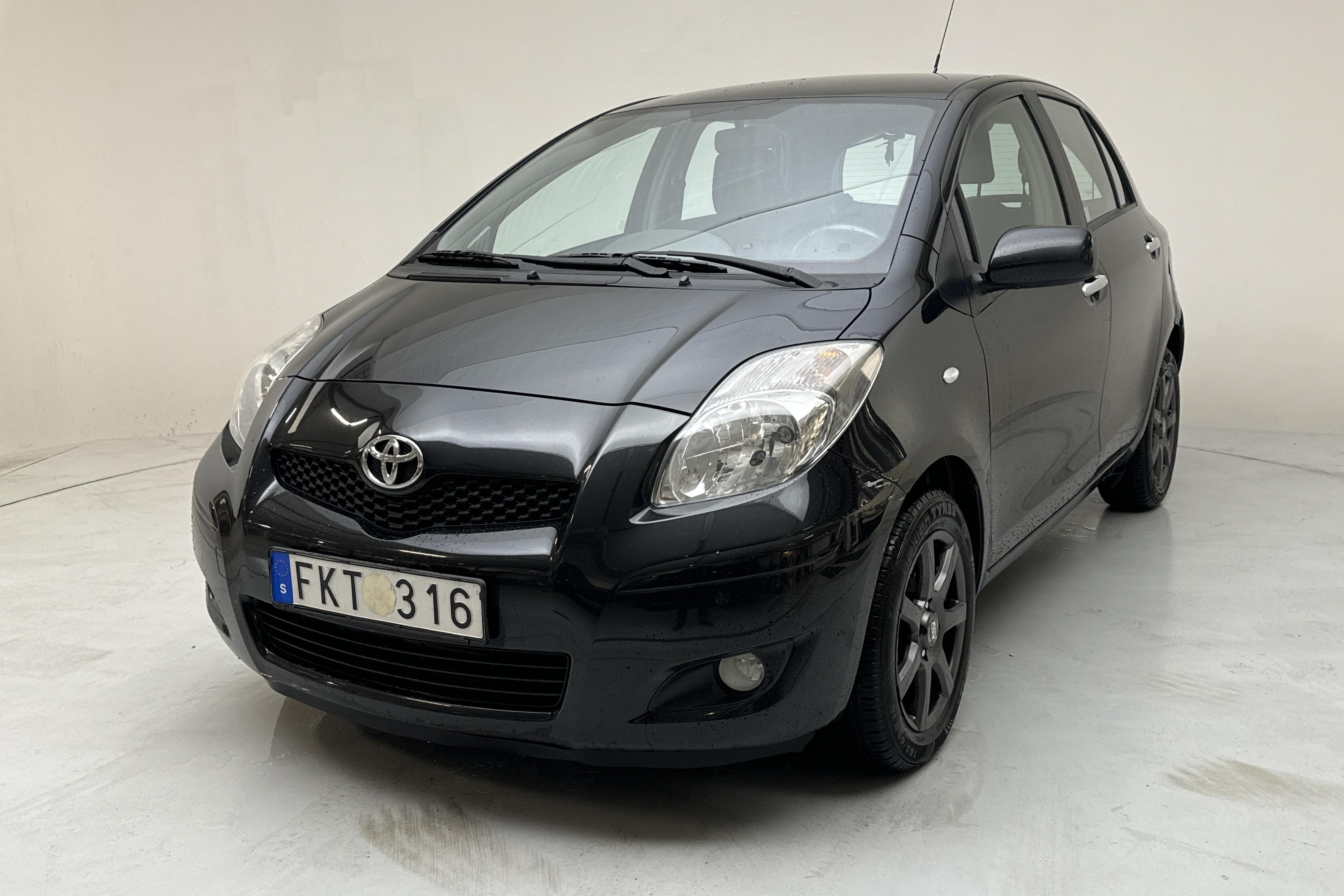 Toyota Yaris 1.33 5dr (100hk) - 212 190 km - Manualna - czarny - 2011