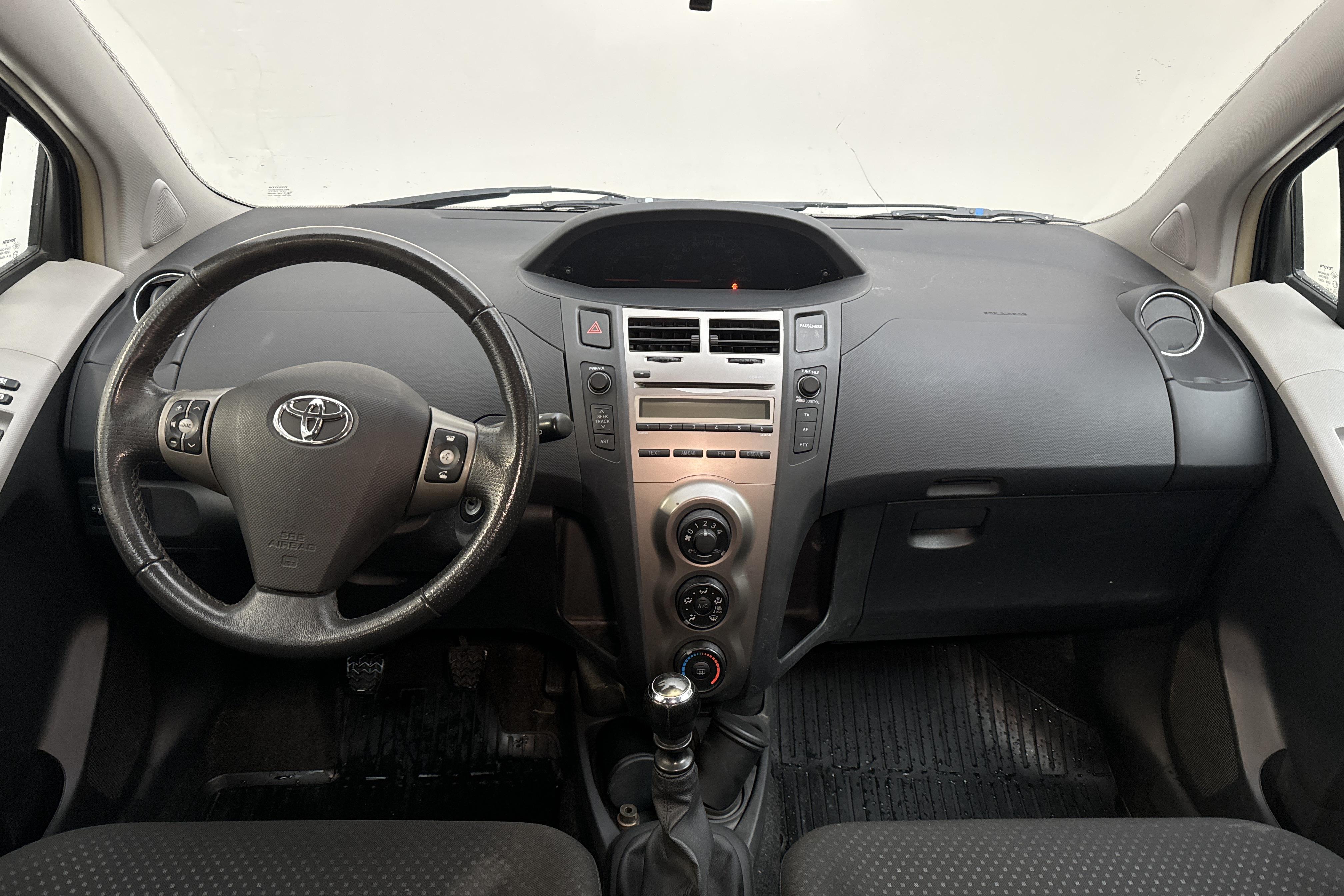 Toyota Yaris 1.33 5dr (100hk) - 212 190 km - Manualna - czarny - 2011