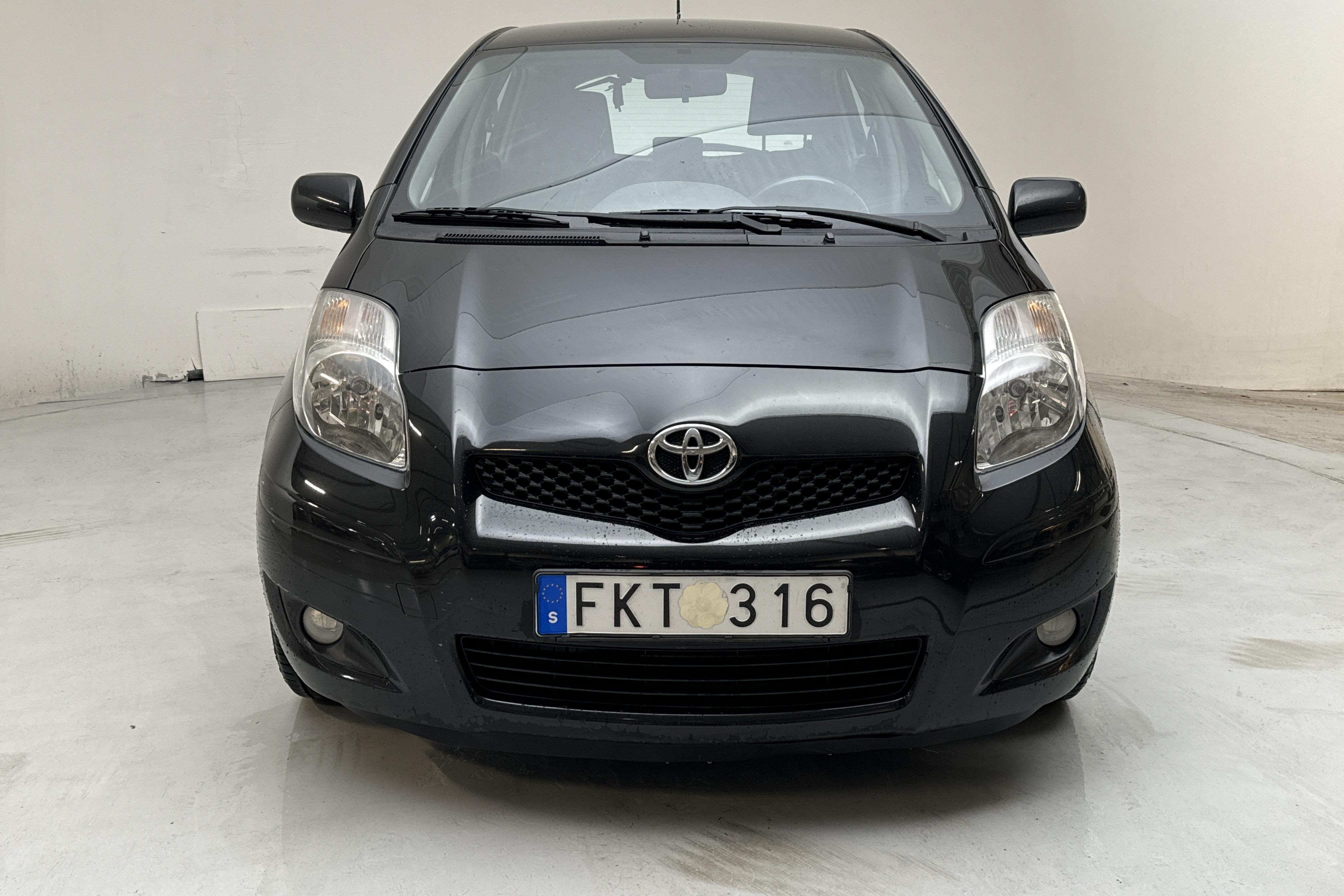 Toyota Yaris 1.33 5dr (100hk) - 212 190 km - Manualna - czarny - 2011