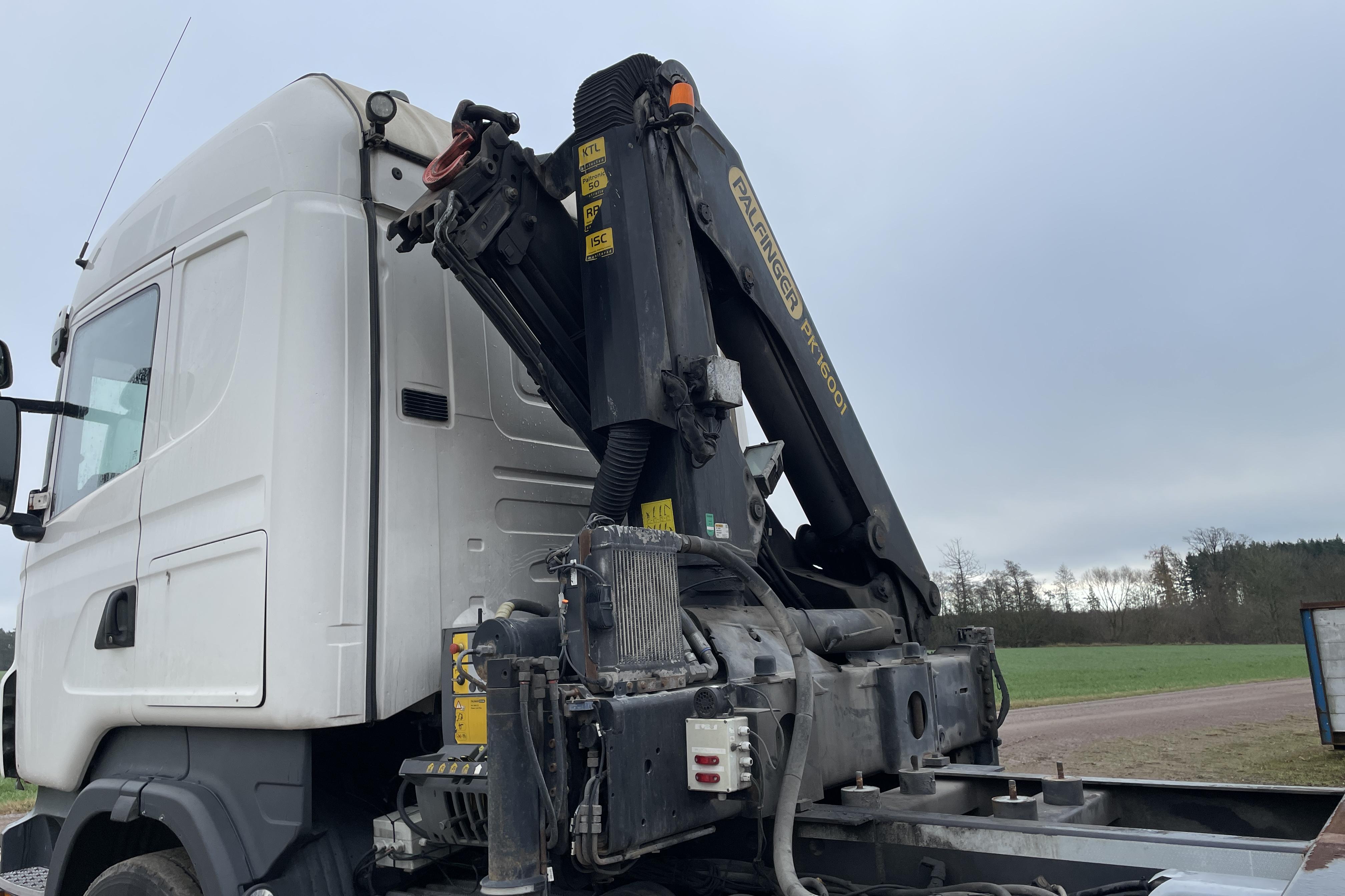 Scania R480 Kranbil med växelflaksram - 470 922 km - Manual - white - 2011