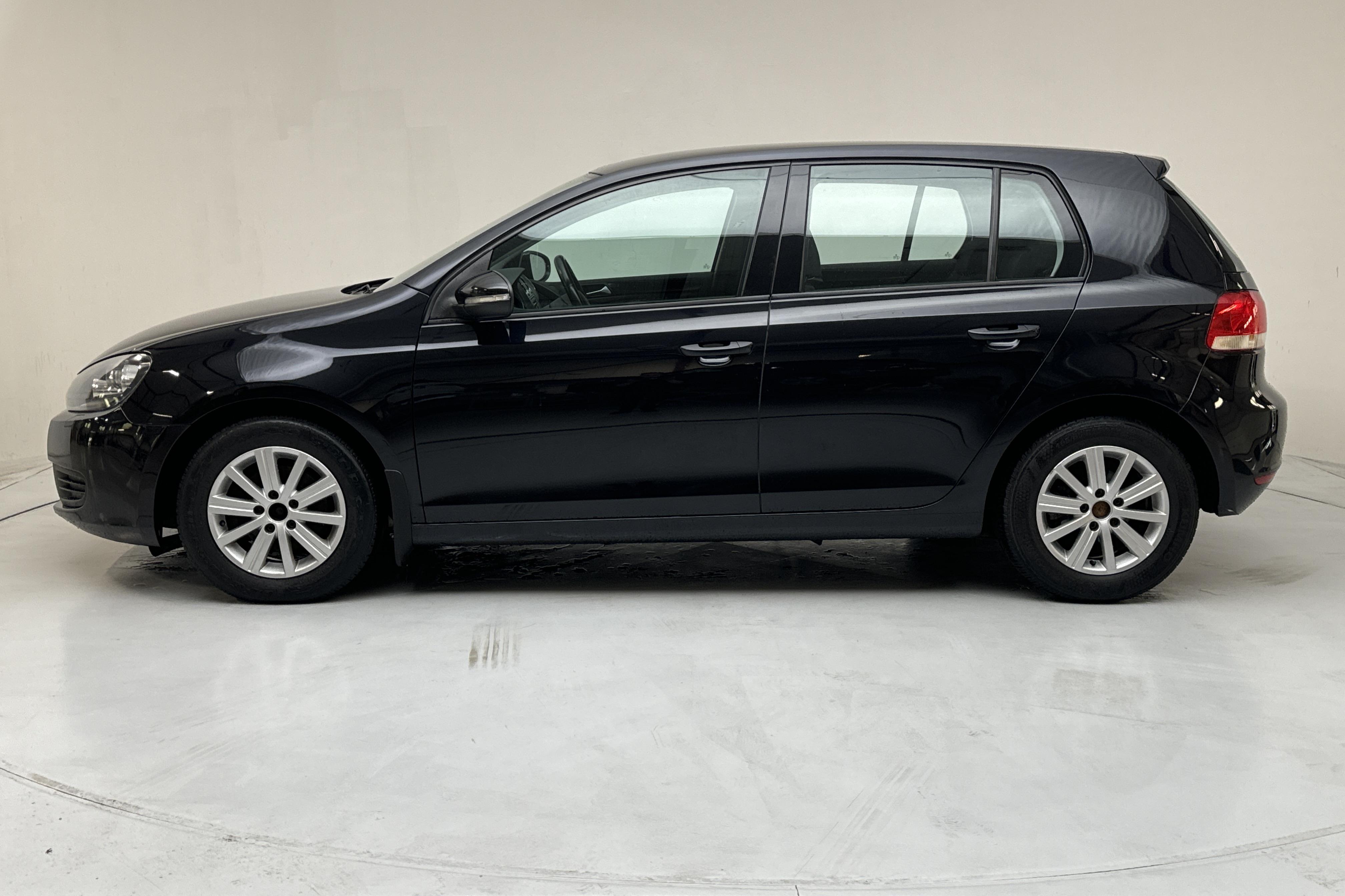 VW Golf VI 1.6 TDI BlueMotion Technology 5dr (105hk) - 126 910 km - Manual - black - 2011