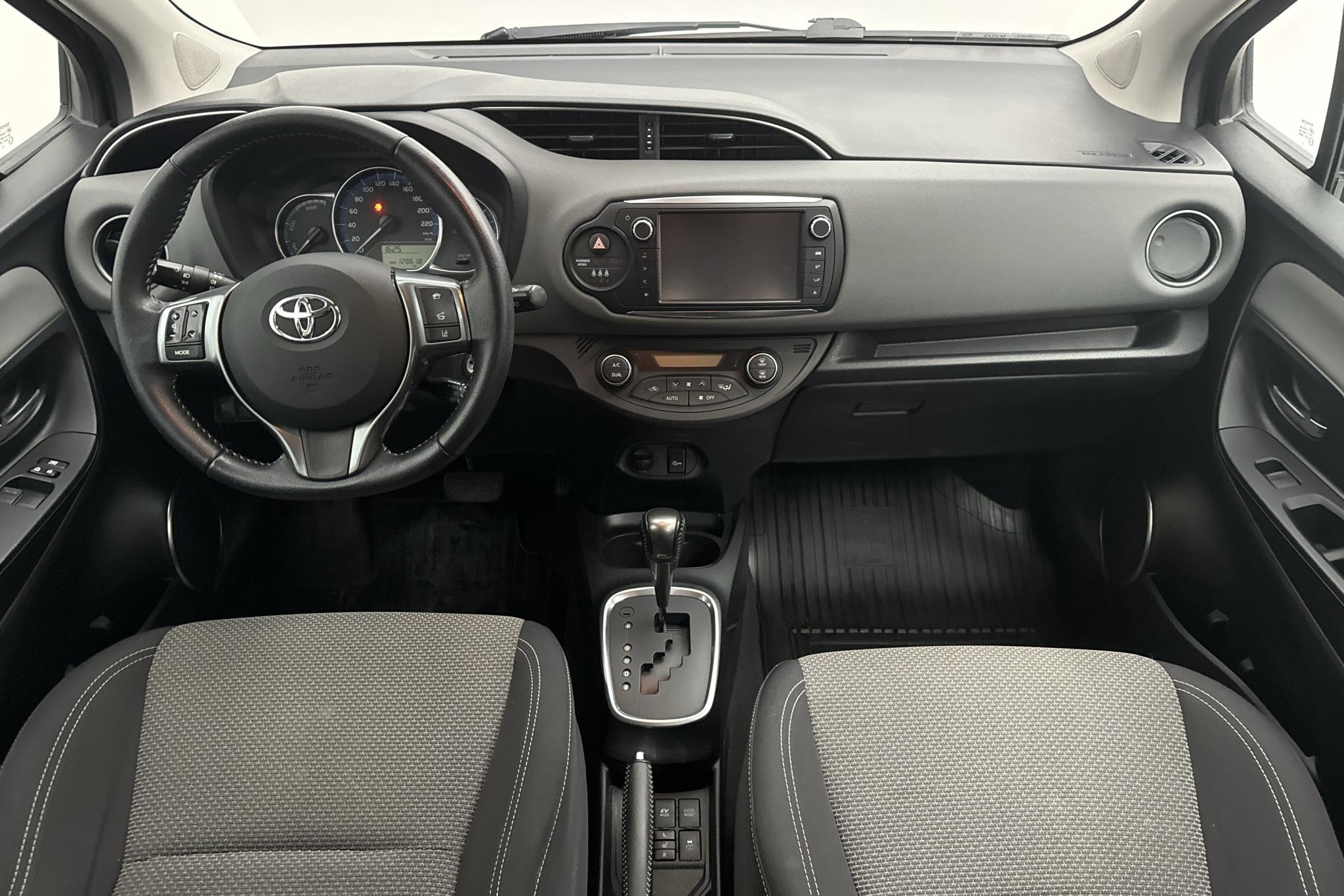 Toyota Yaris 1.5 HSD 5dr (75hk) - 128 610 km - Automatyczna - czarny - 2015