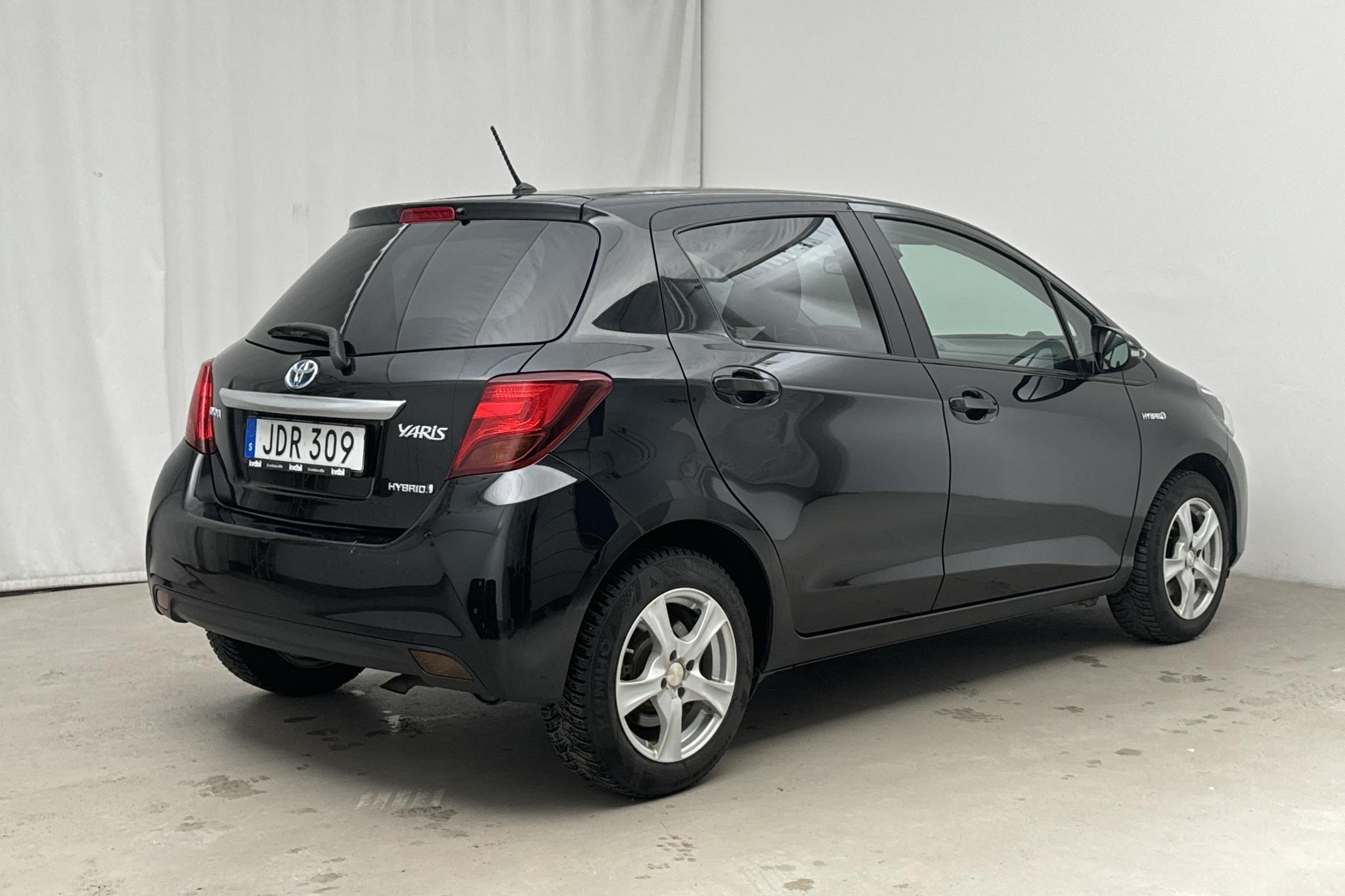 Toyota Yaris 1.5 HSD 5dr (75hk) - 128 610 km - Automatyczna - czarny - 2015