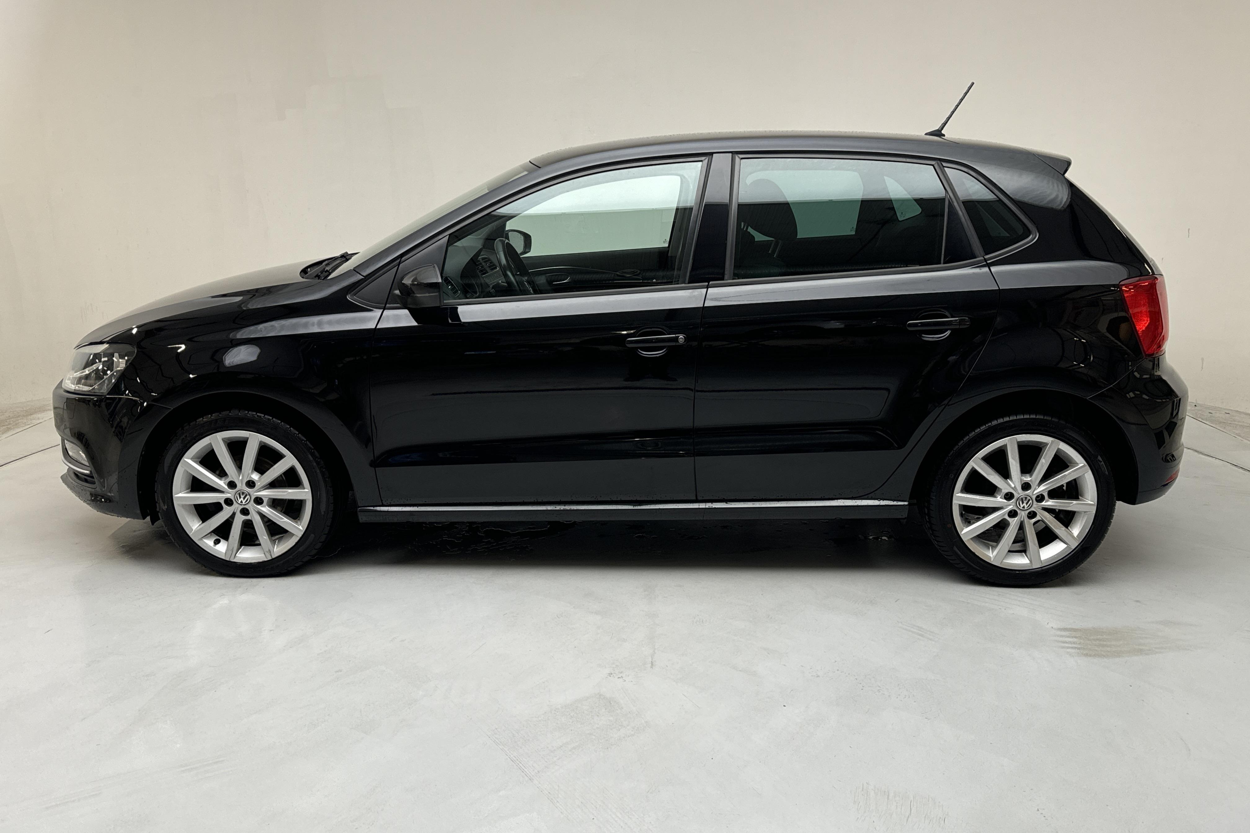 VW Polo 1.2 TSI 5dr (90hk) - 84 890 km - Automatic - black - 2016