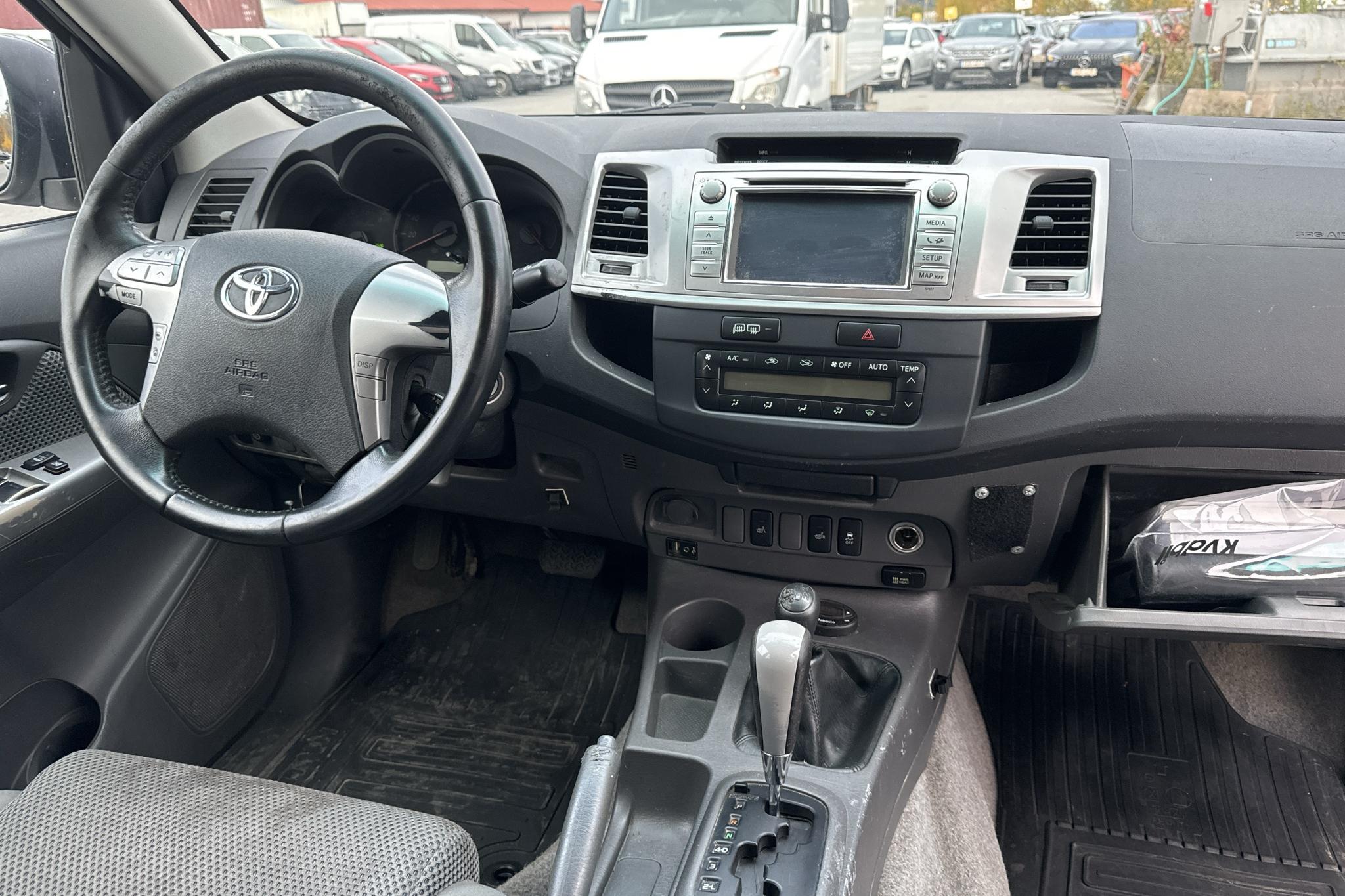 Toyota Hilux 3.0 D-4D 4WD (171hk) - 349 690 km - Automaattinen - hopea - 2013