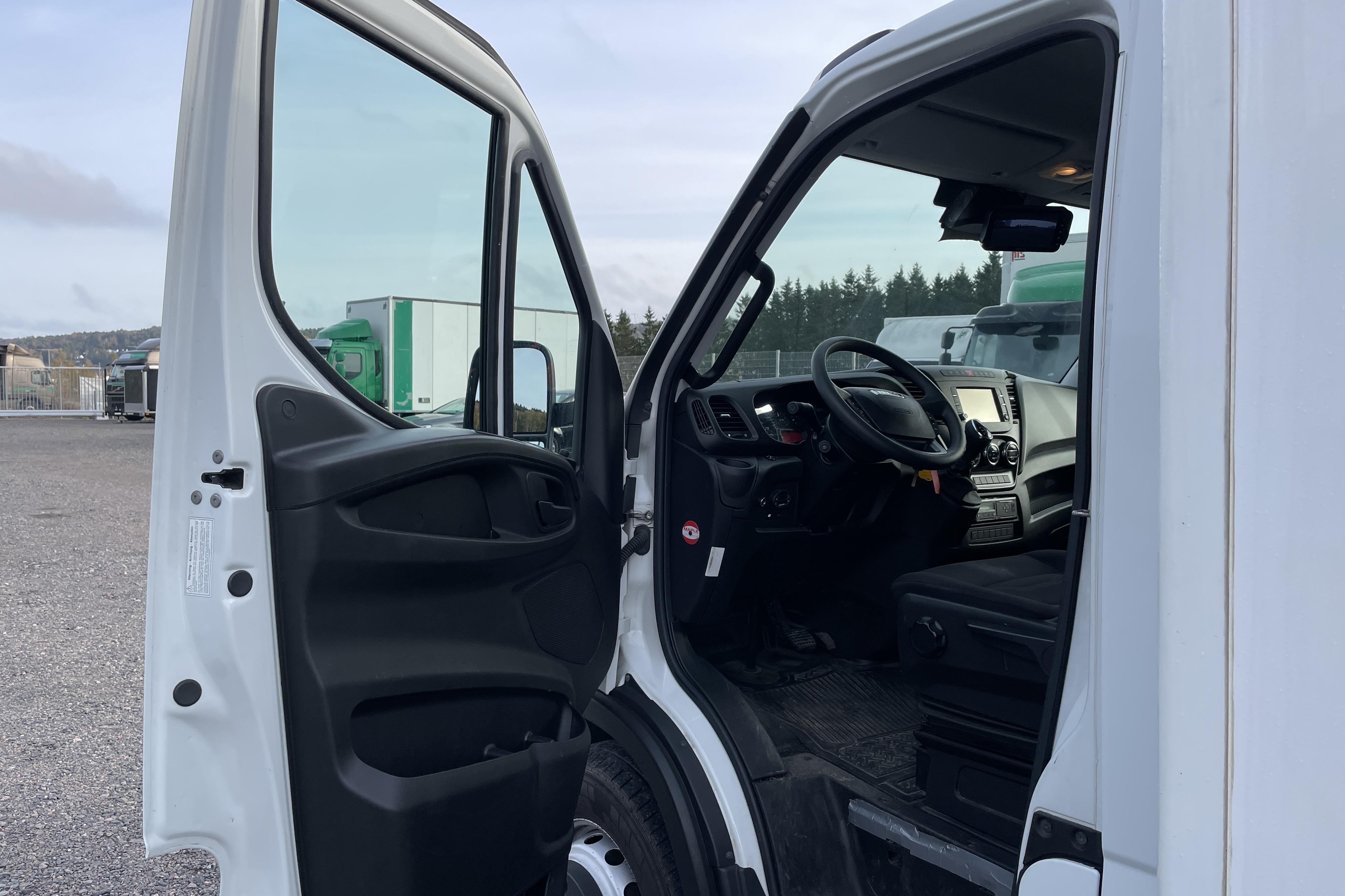 Iveco DAILY 70C17H A8 - 269 254 km - Automatyczna - biały - 2017