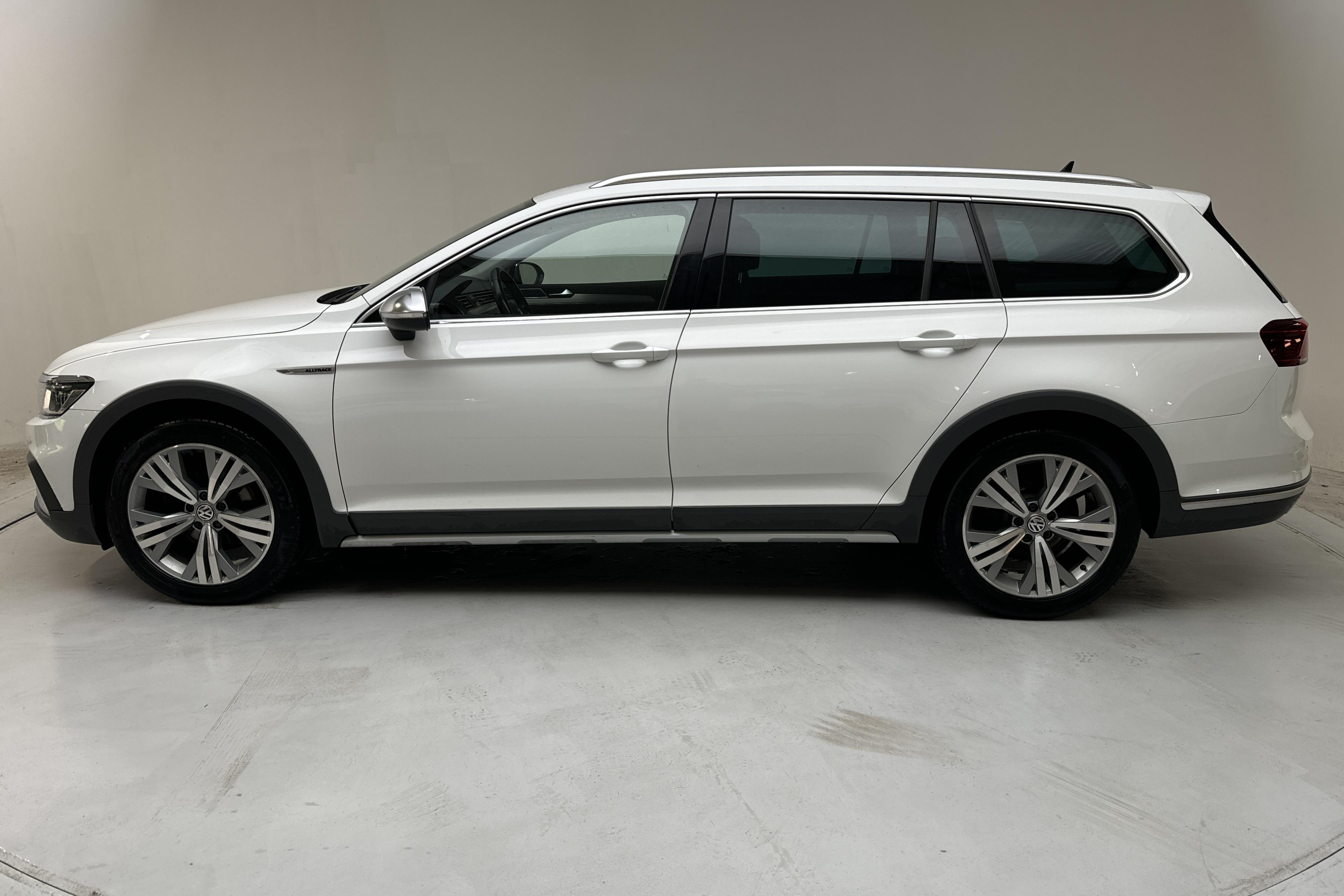 VW Passat Alltrack 2.0 TDI Sportscombi 4MOTION (190hk) - 15 322 mil - Automat - vit - 2020