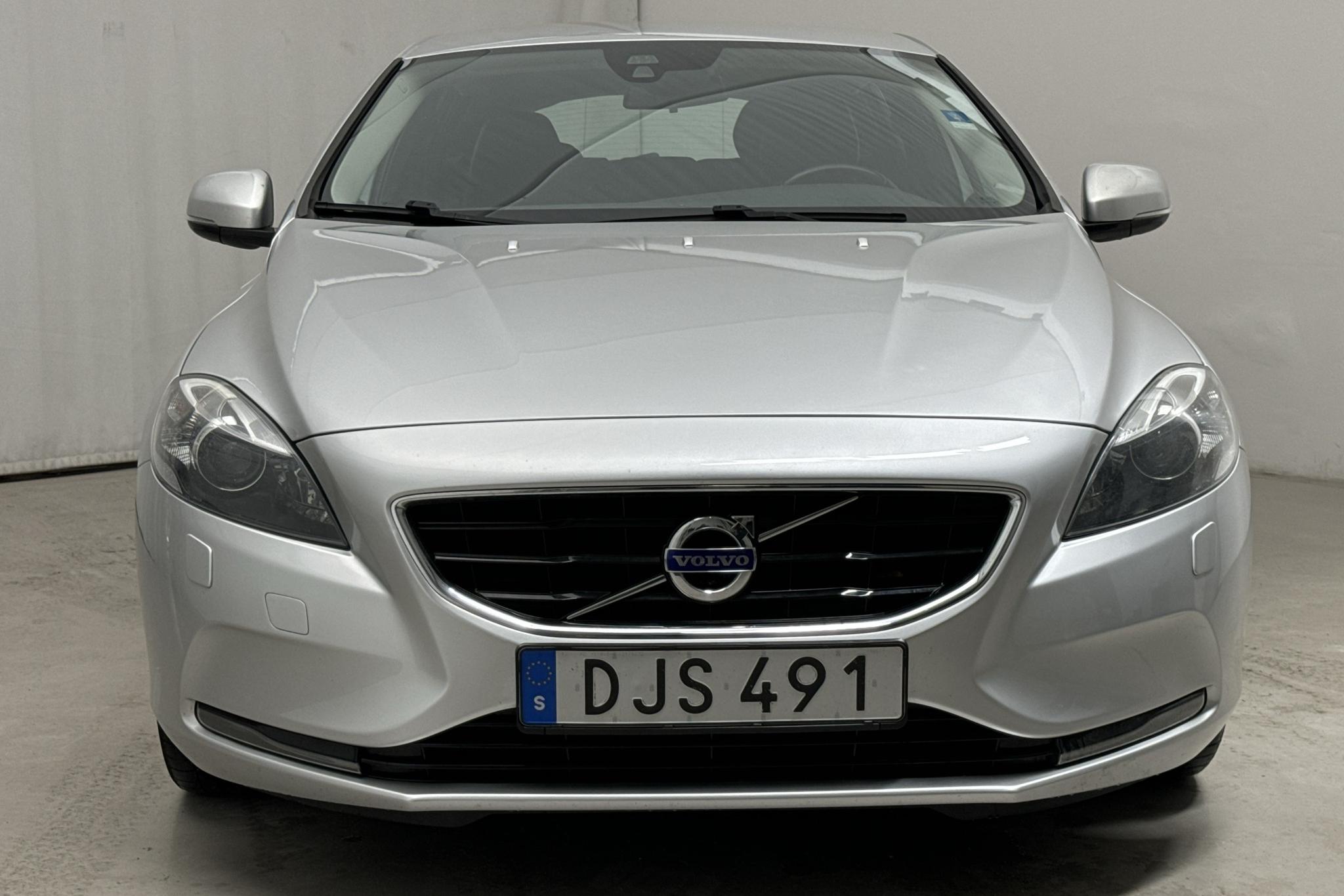 Volvo V40 D2 (115hk) - 147 630 km - Manuaalinen - hopea - 2015