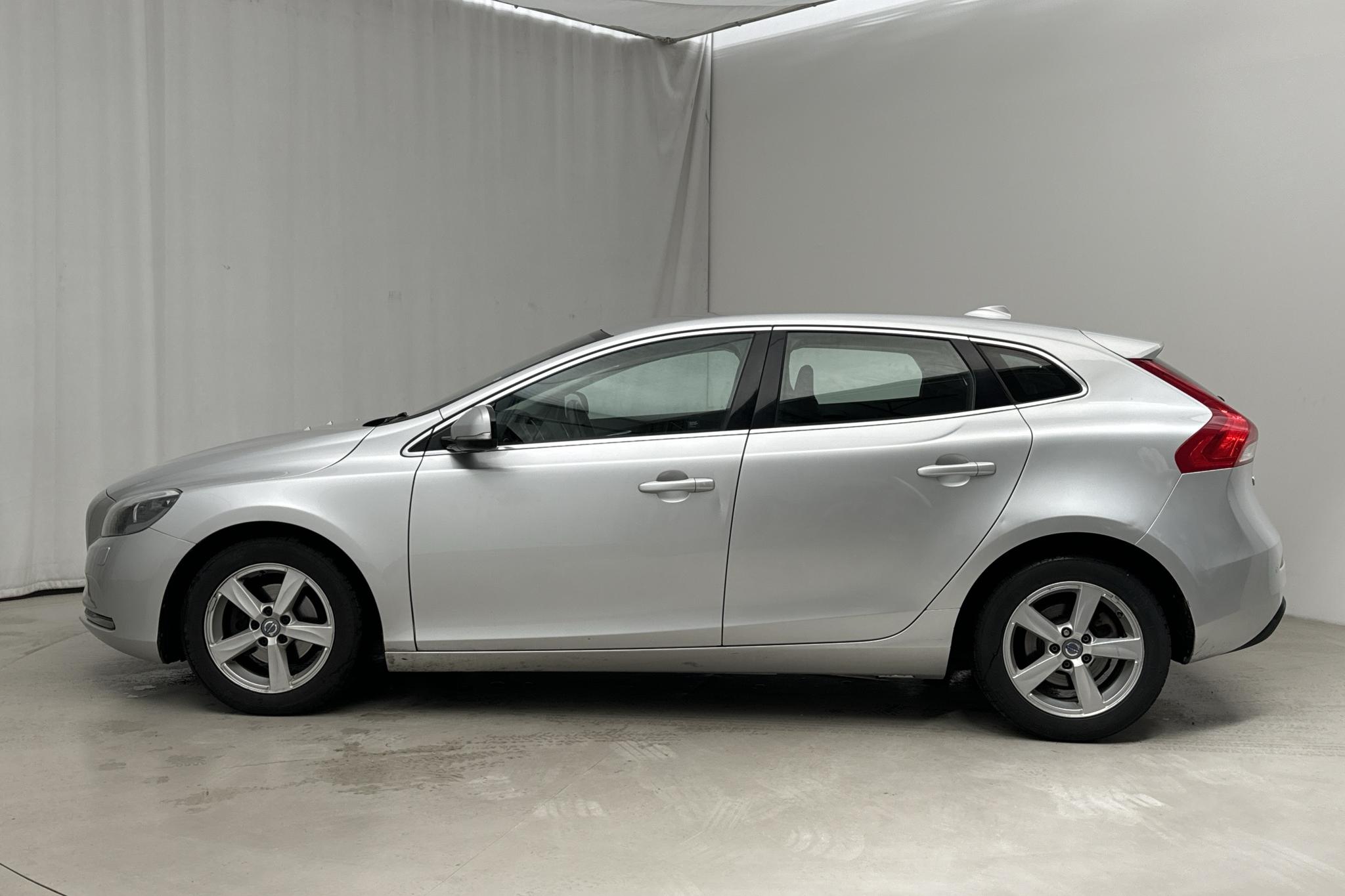 Volvo V40 D2 (115hk) - 147 630 km - Manuaalinen - hopea - 2015