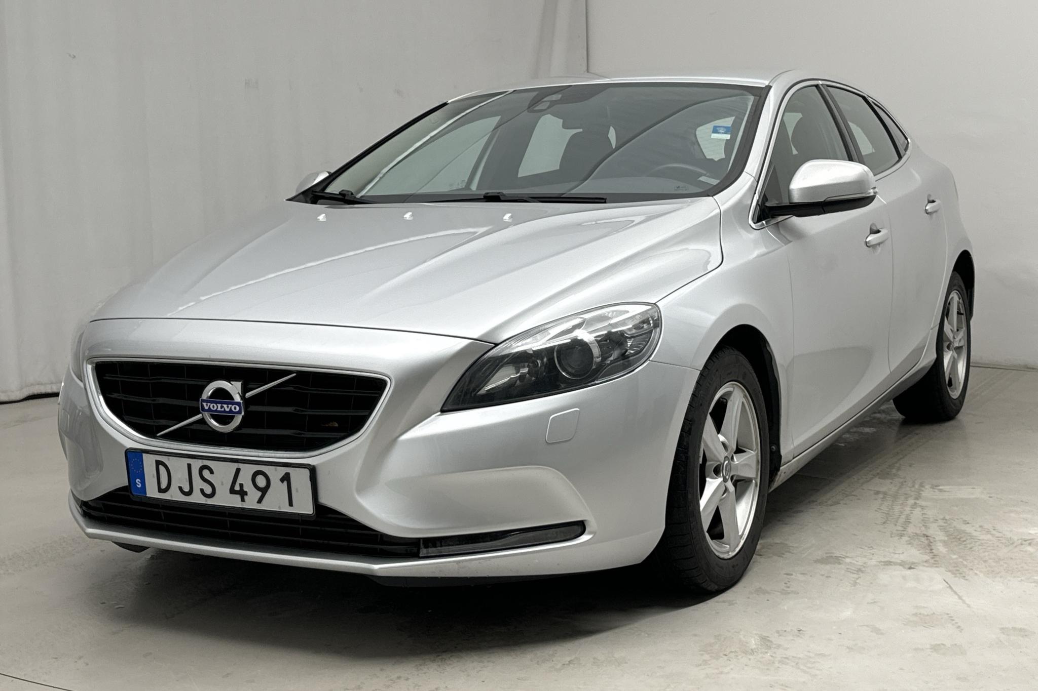 Volvo V40 D2 (115hk) - 14 763 mil - Manuell - silver - 2015