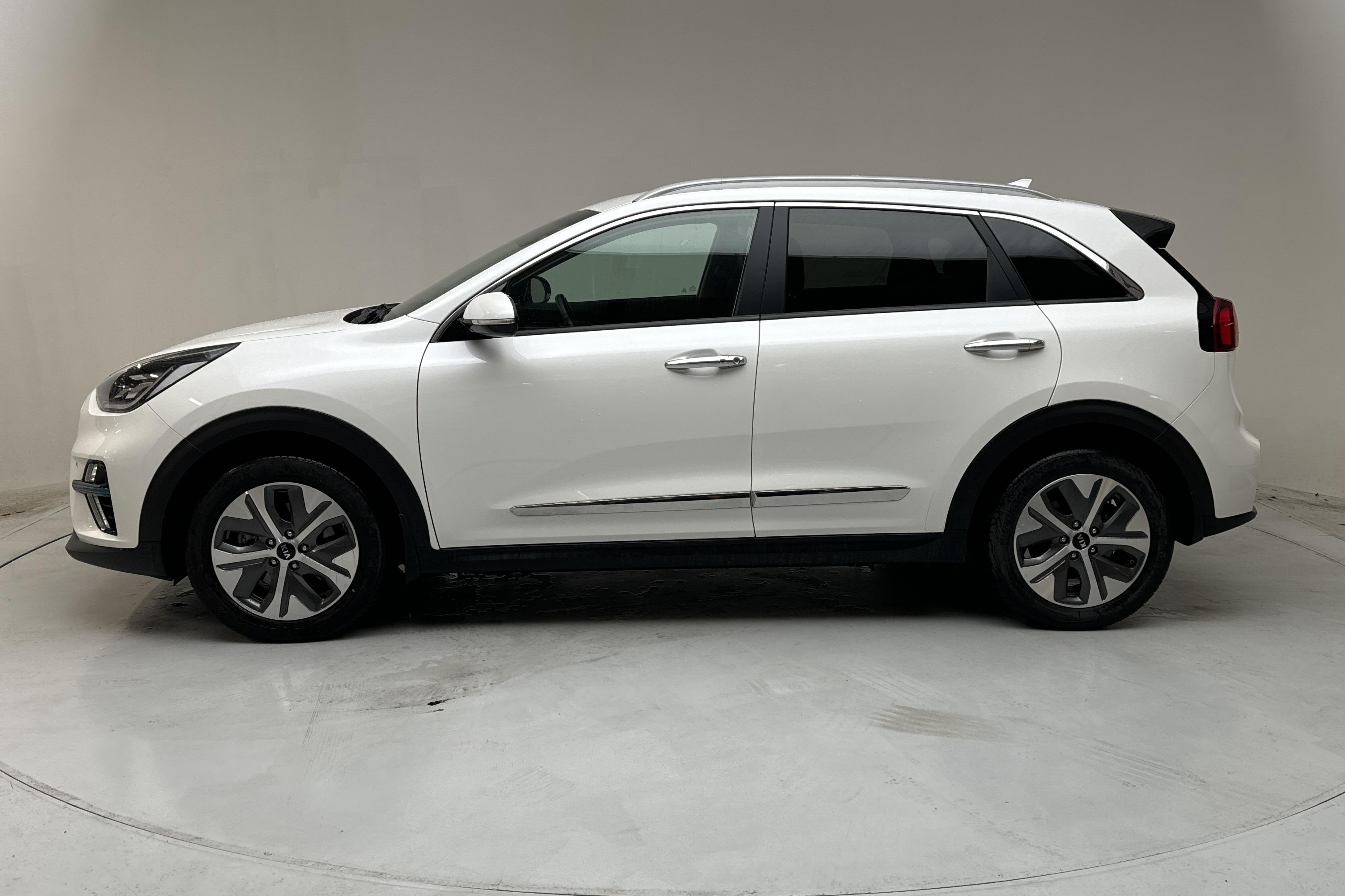 KIA Niro EV 64 kWh (204hk) - 6 853 mil - Automat - vit - 2020