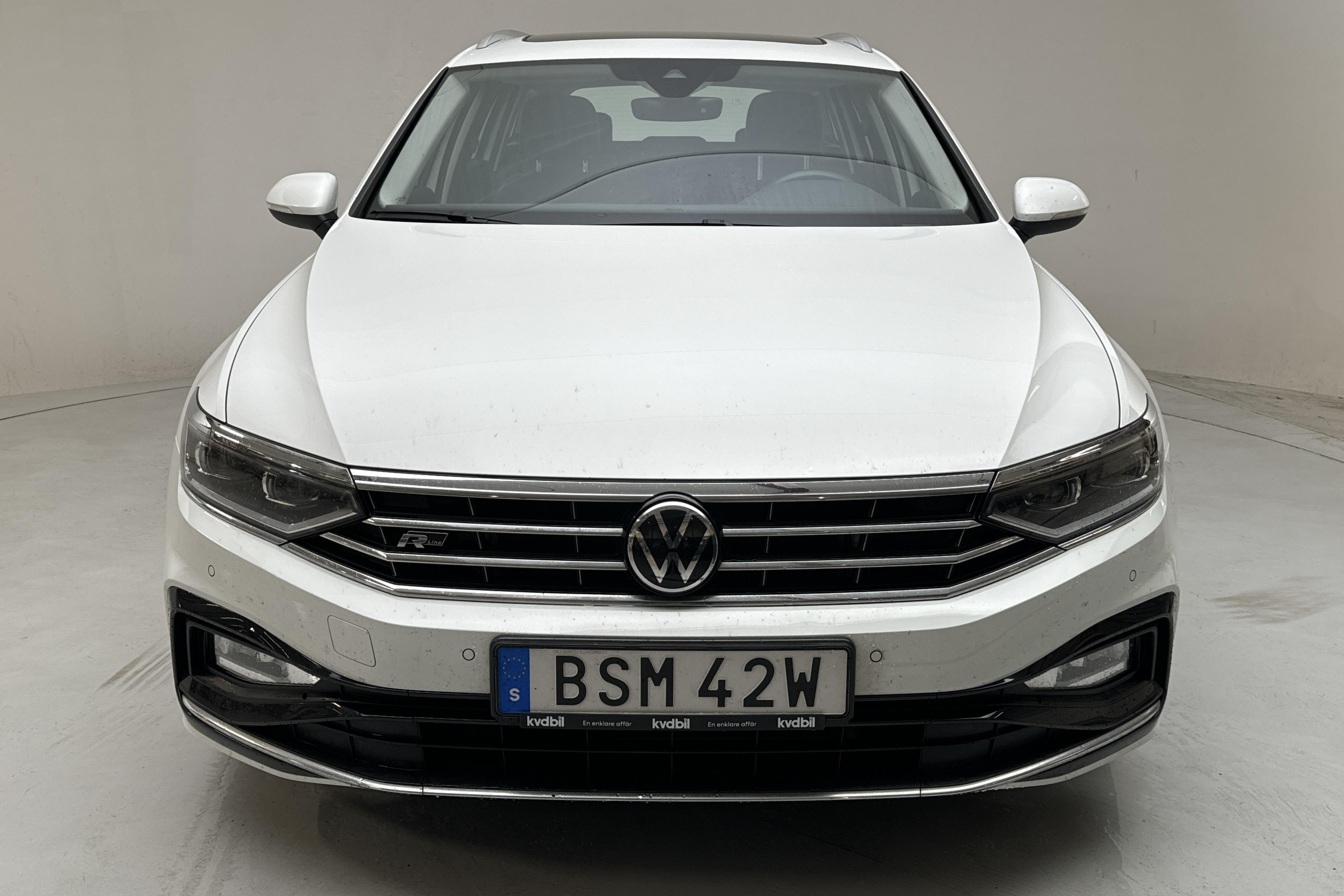 VW Passat 2.0 TDI Sportscombi 4Motion (200hk) - 8 117 mil - Automat - vit - 2021