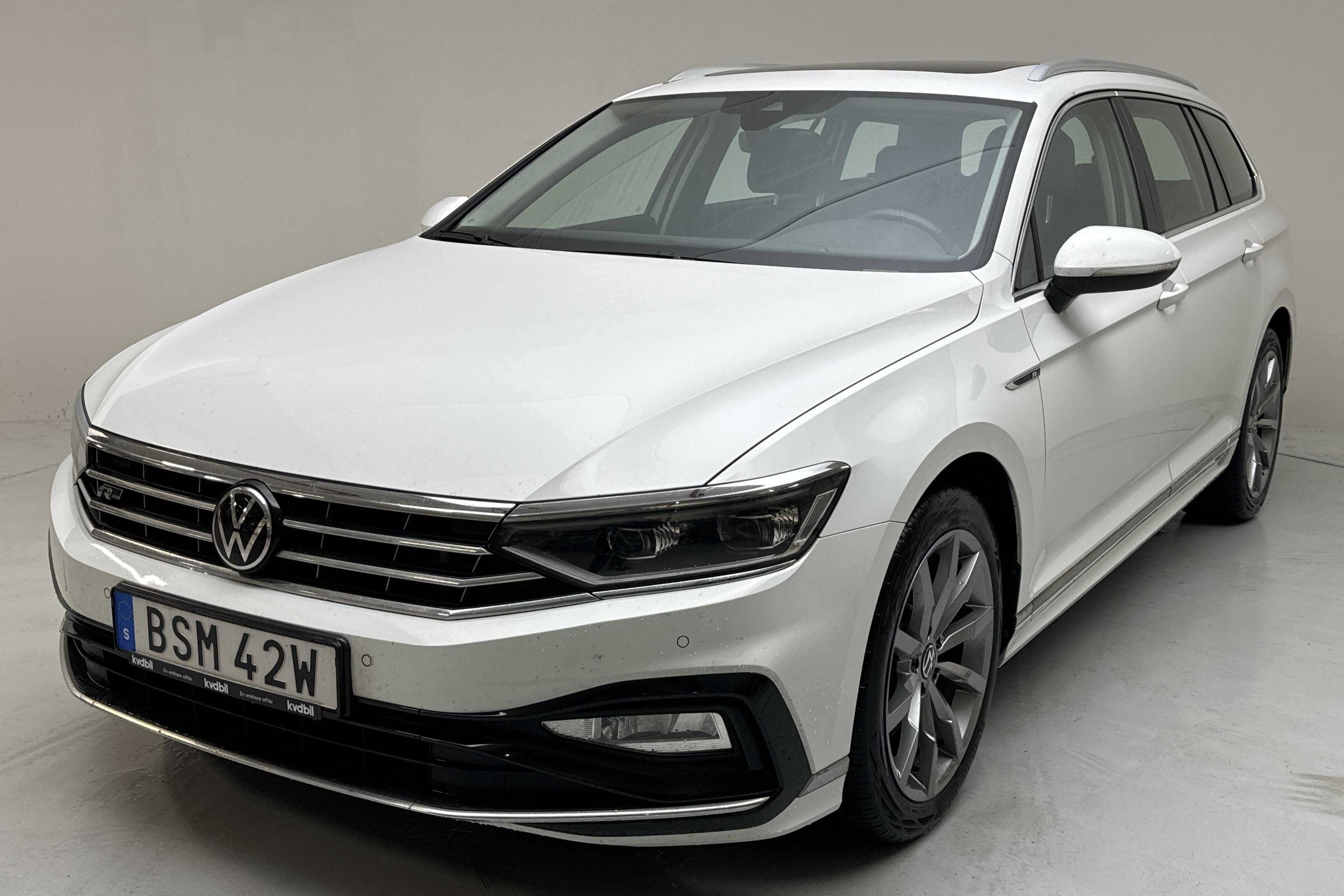 VW Passat 2.0 TDI Sportscombi 4Motion (200hk) - 8 117 mil - Automat - vit - 2021