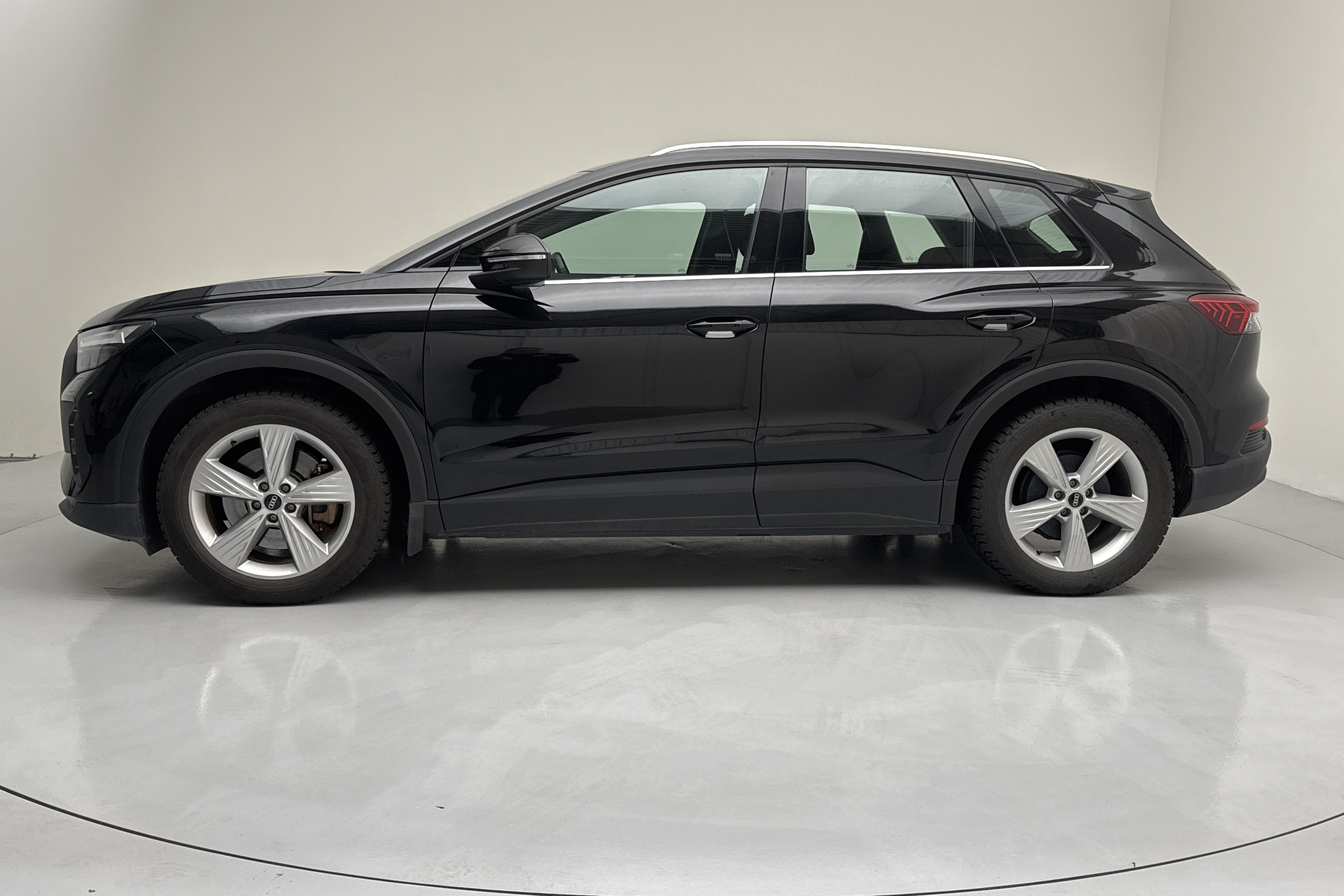 Audi Q4 40 e-tron 77 kWh (204hk) - 5 549 mil - Automat - svart - 2022