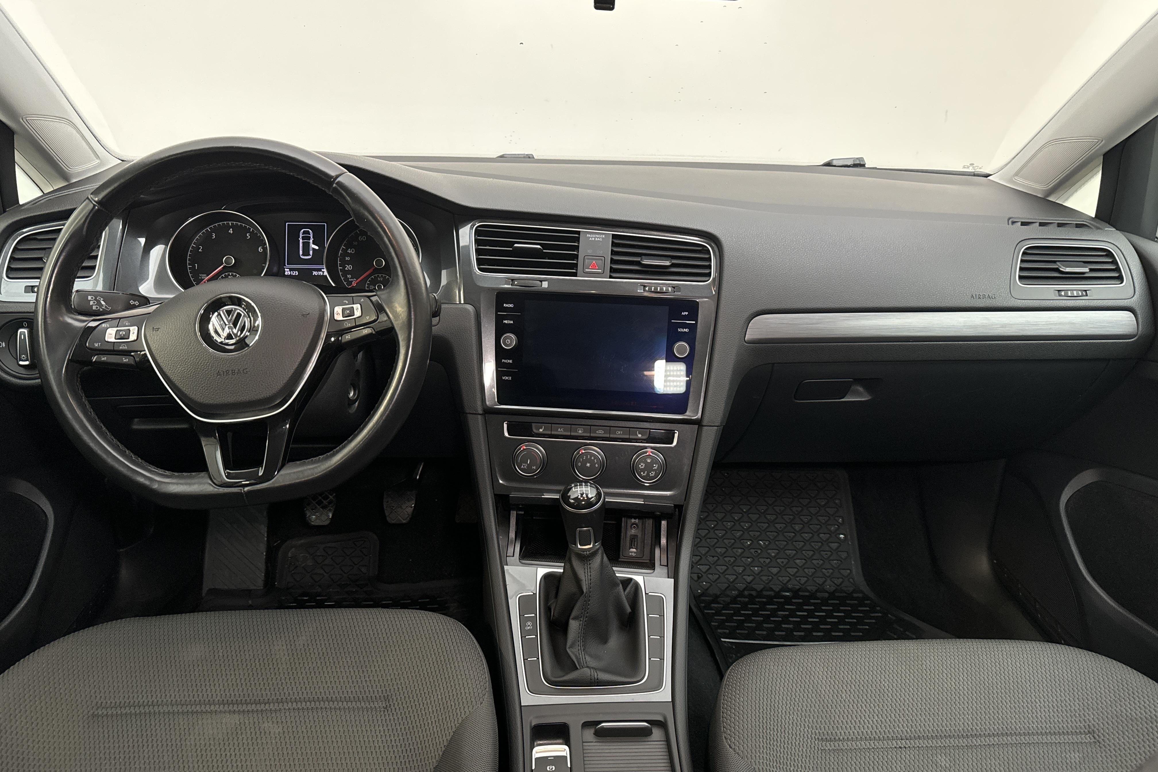 VW Golf VII 1.0 TSI Sportscombi (110hk) - 89 130 km - Manuaalinen - musta - 2018