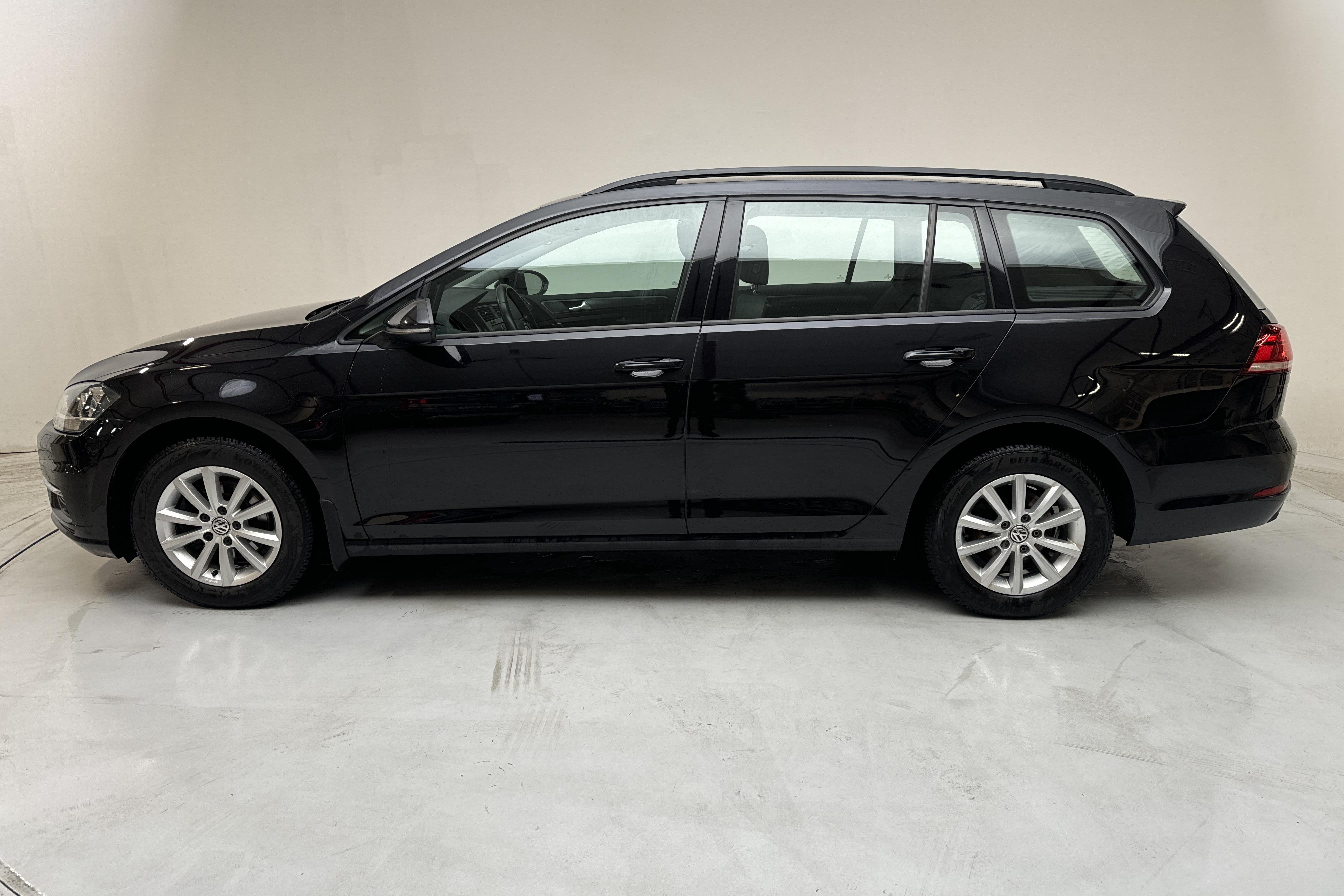 VW Golf VII 1.0 TSI Sportscombi (110hk) - 89 130 km - Manuaalinen - musta - 2018