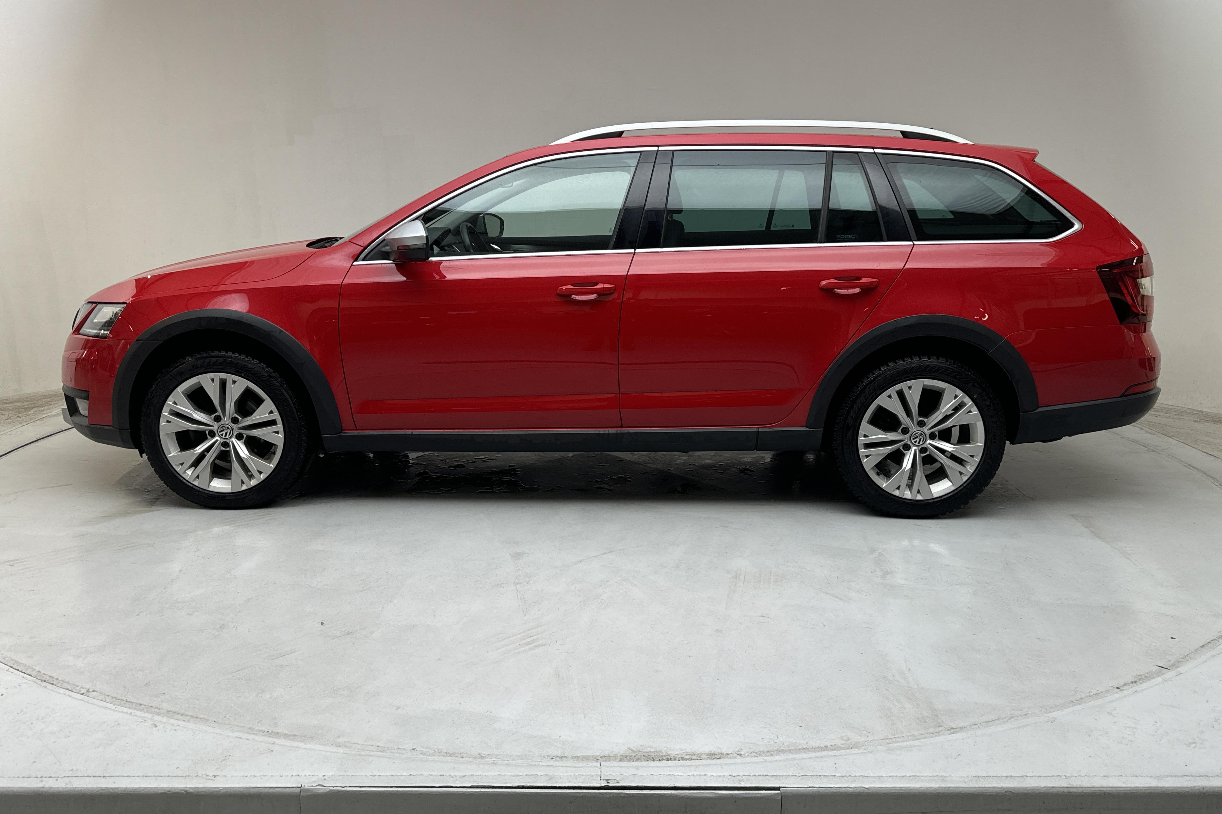 Skoda Octavia Scout II 2.0 TDI 4X4 (150hk) - 103 500 km - Automatyczna - czerwony - 2018