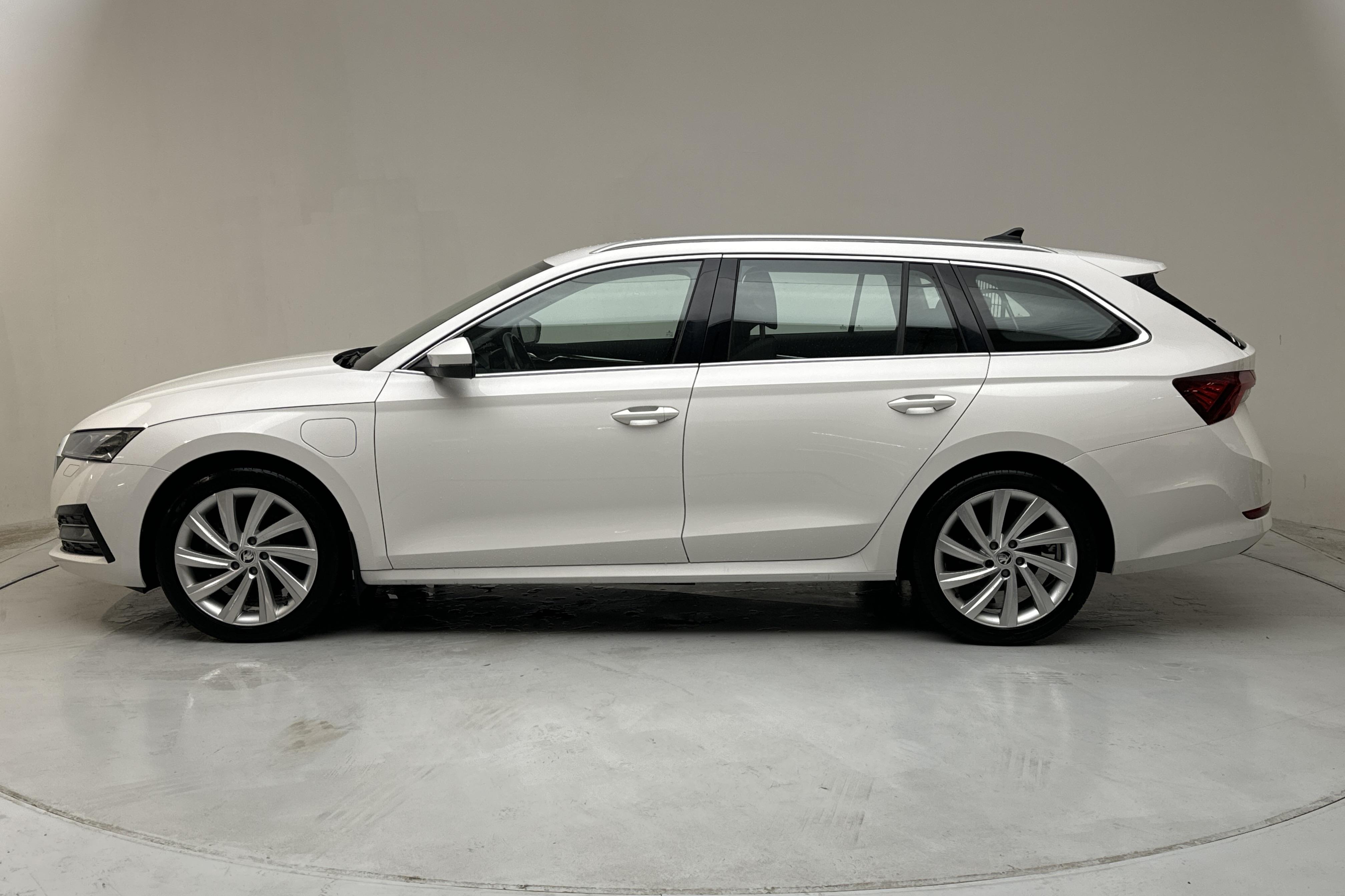 Skoda Octavia 1.4 iV PHEV Combi (204hk) - 84 230 km - Automatyczna - biały - 2021