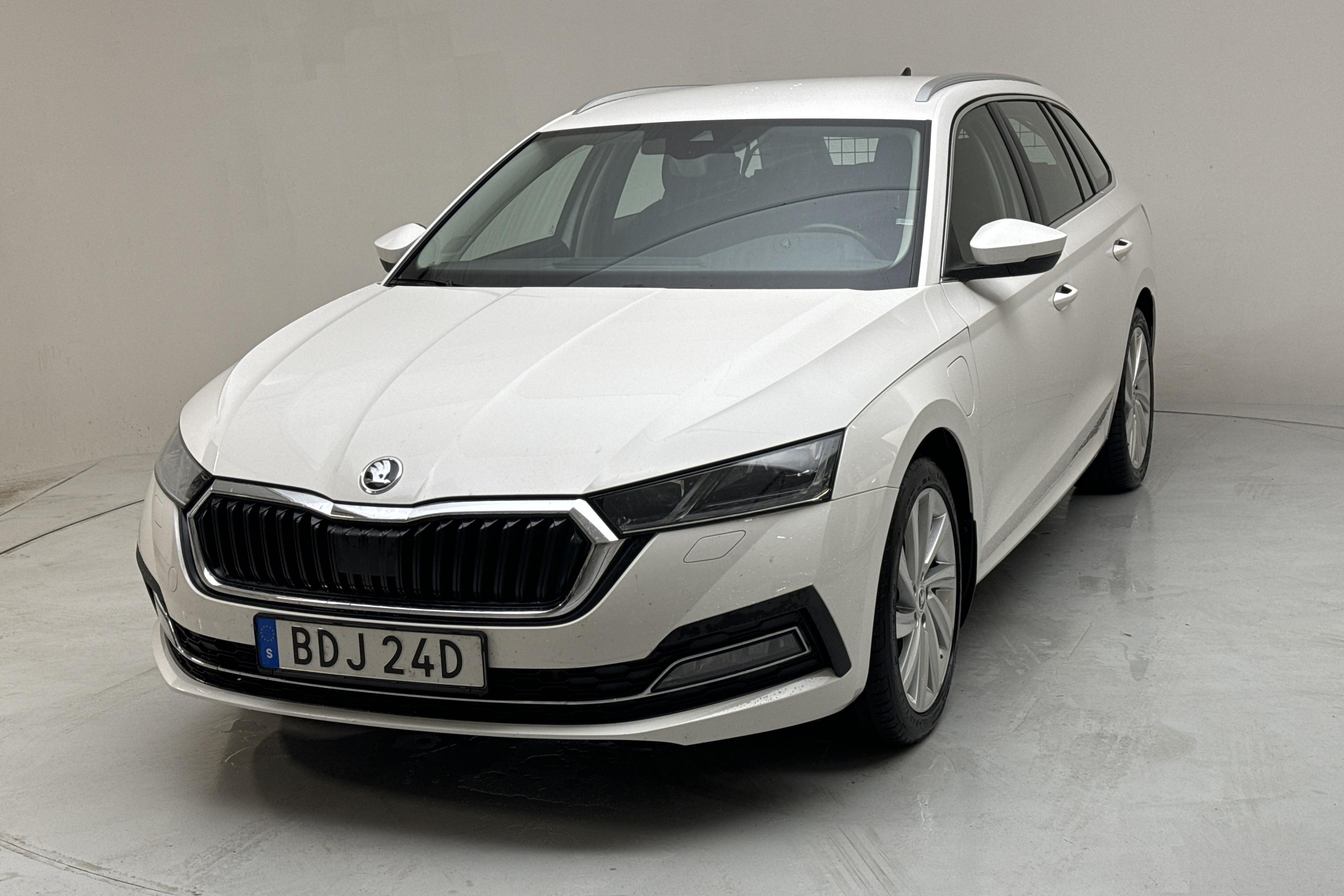 Skoda Octavia 1.4 iV PHEV Combi (204hk) - 84 230 km - Automatyczna - biały - 2021