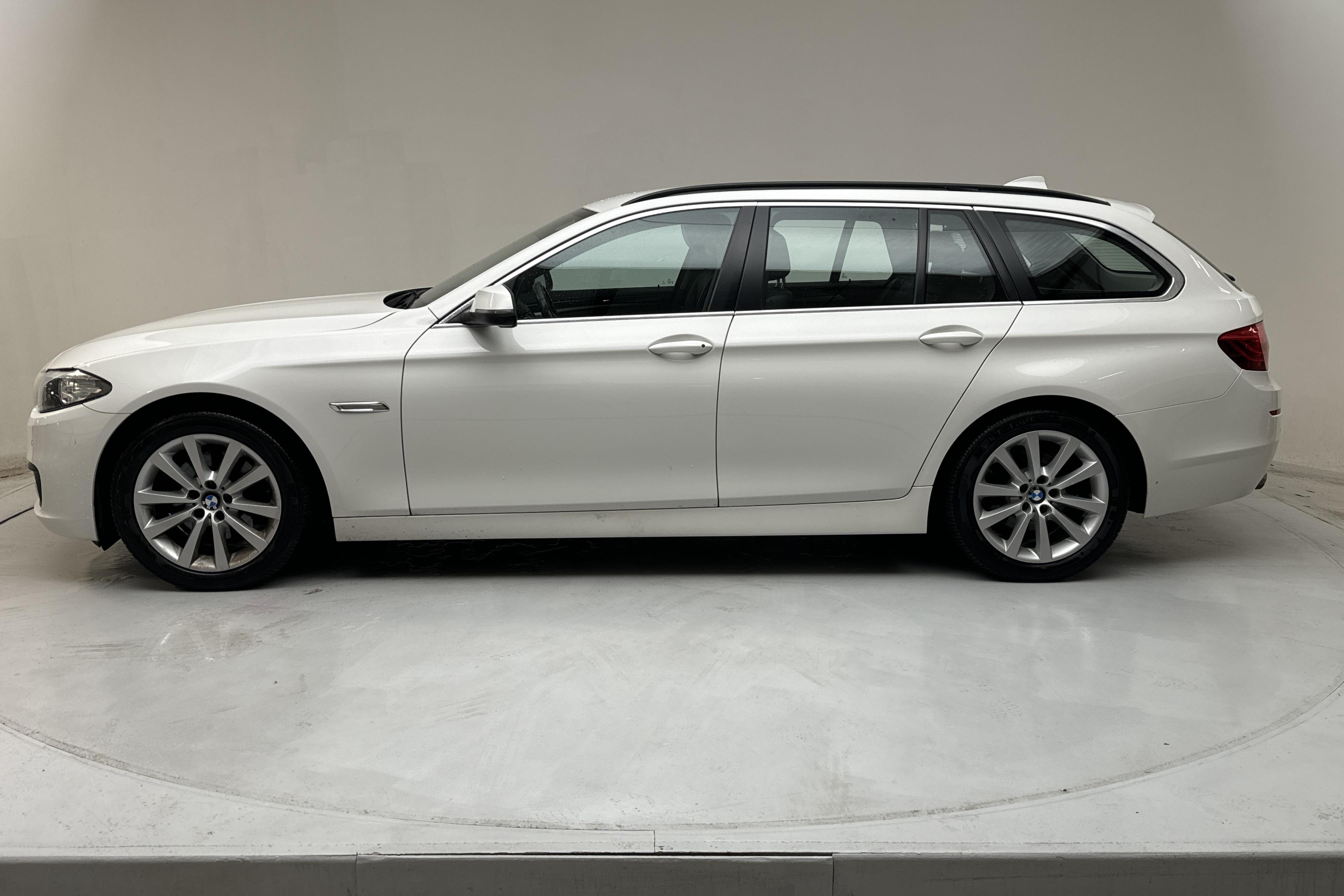 BMW 520d xDrive Touring, F11 (190hk) - 125 540 km - Automaatne - valge - 2016